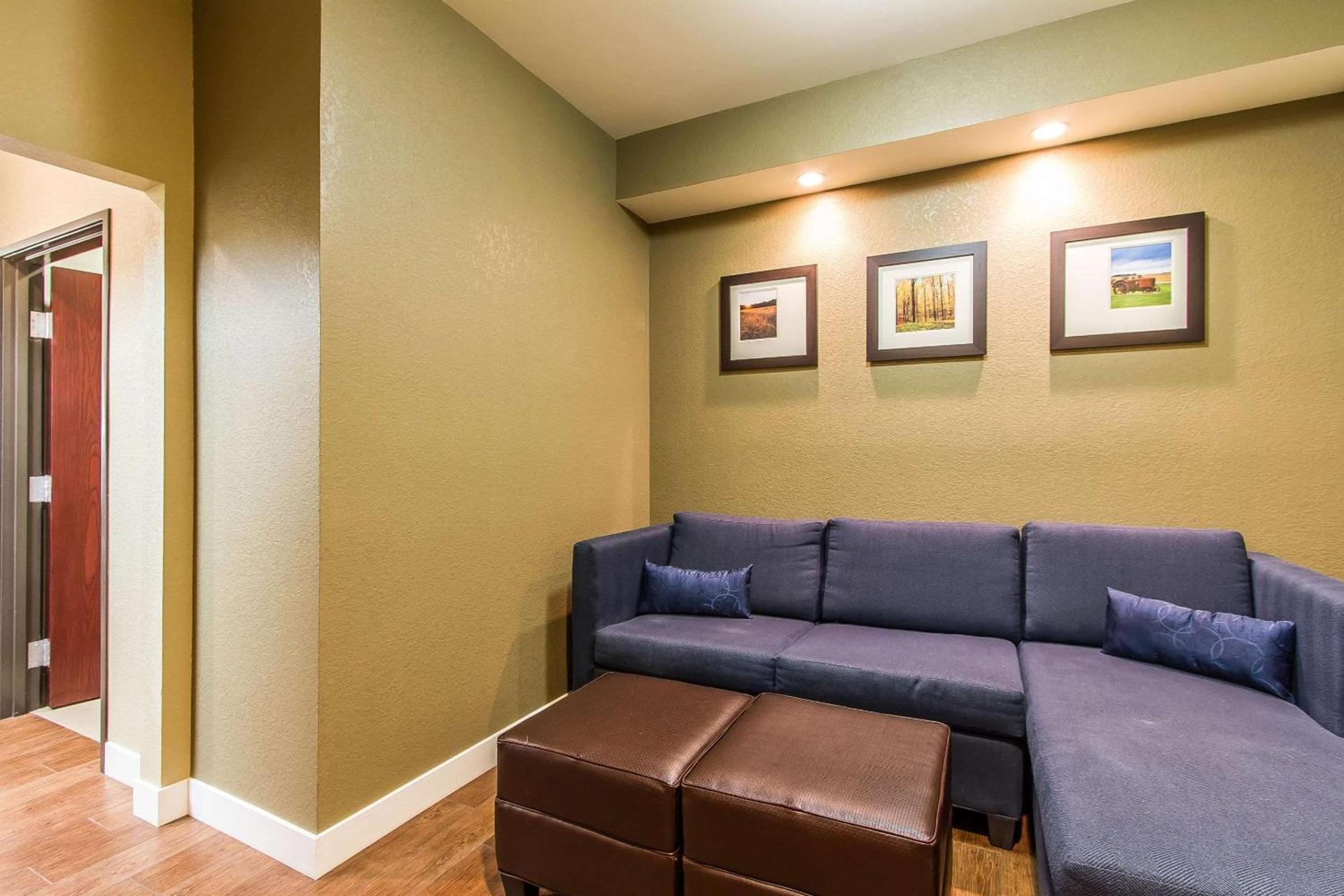 Comfort Suites Mattoon East photo 11