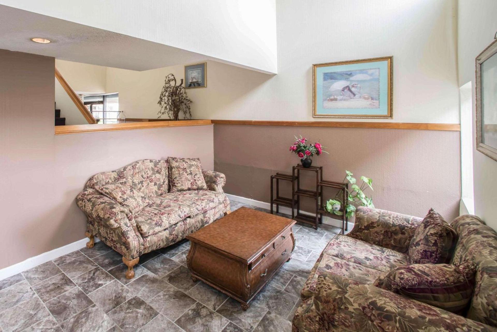 Econo Lodge Marion photo 9