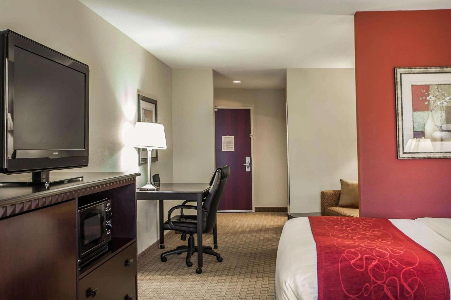 Comfort Suites Bloomington I-55 and I-74 photo 21