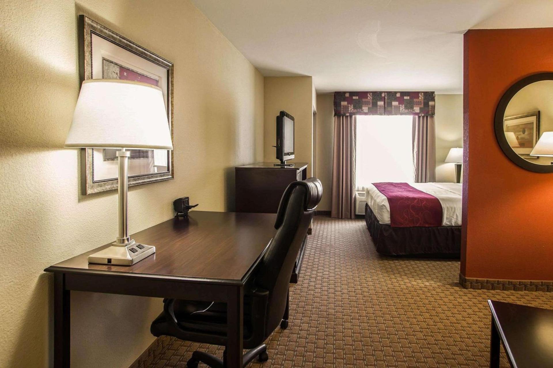 Comfort Suites Bloomington I-55 and I-74 photo 12