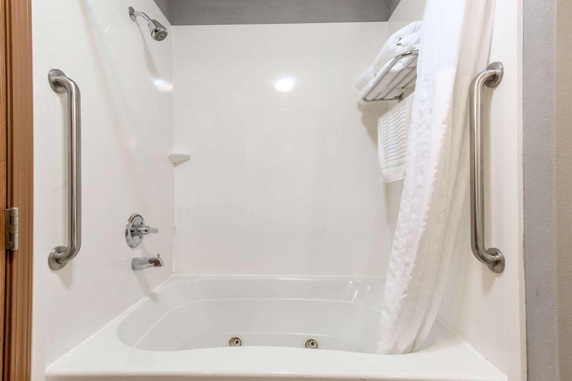 Comfort Suites Fairview Heights Saint Louis photo 23