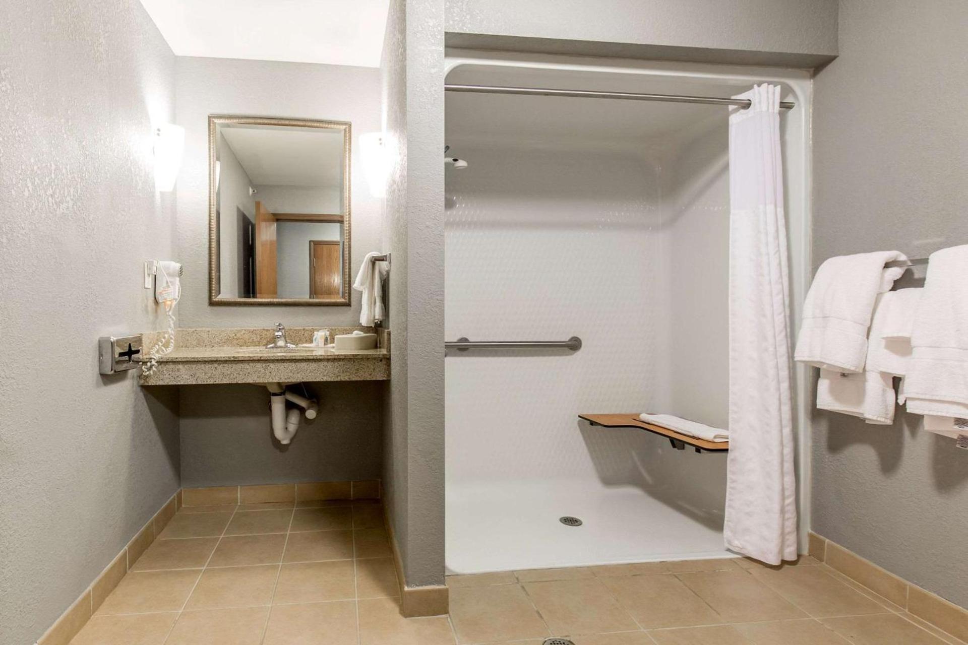 Comfort Suites Fairview Heights Saint Louis photo 21