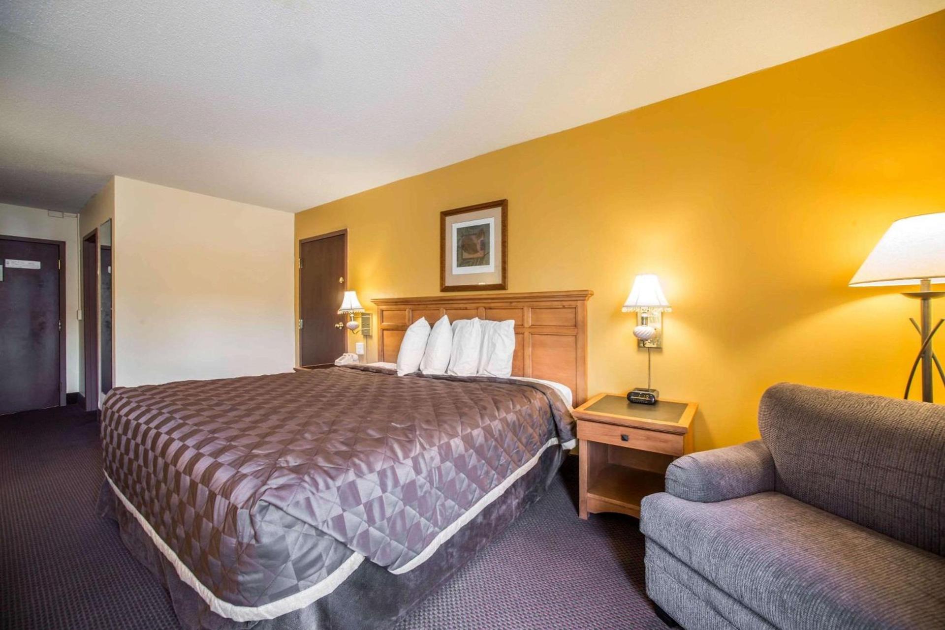 Econo Lodge Marion photo 16