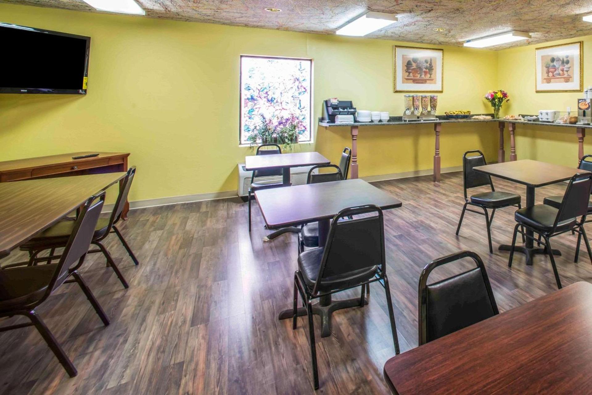 Econo Lodge Marion photo 35