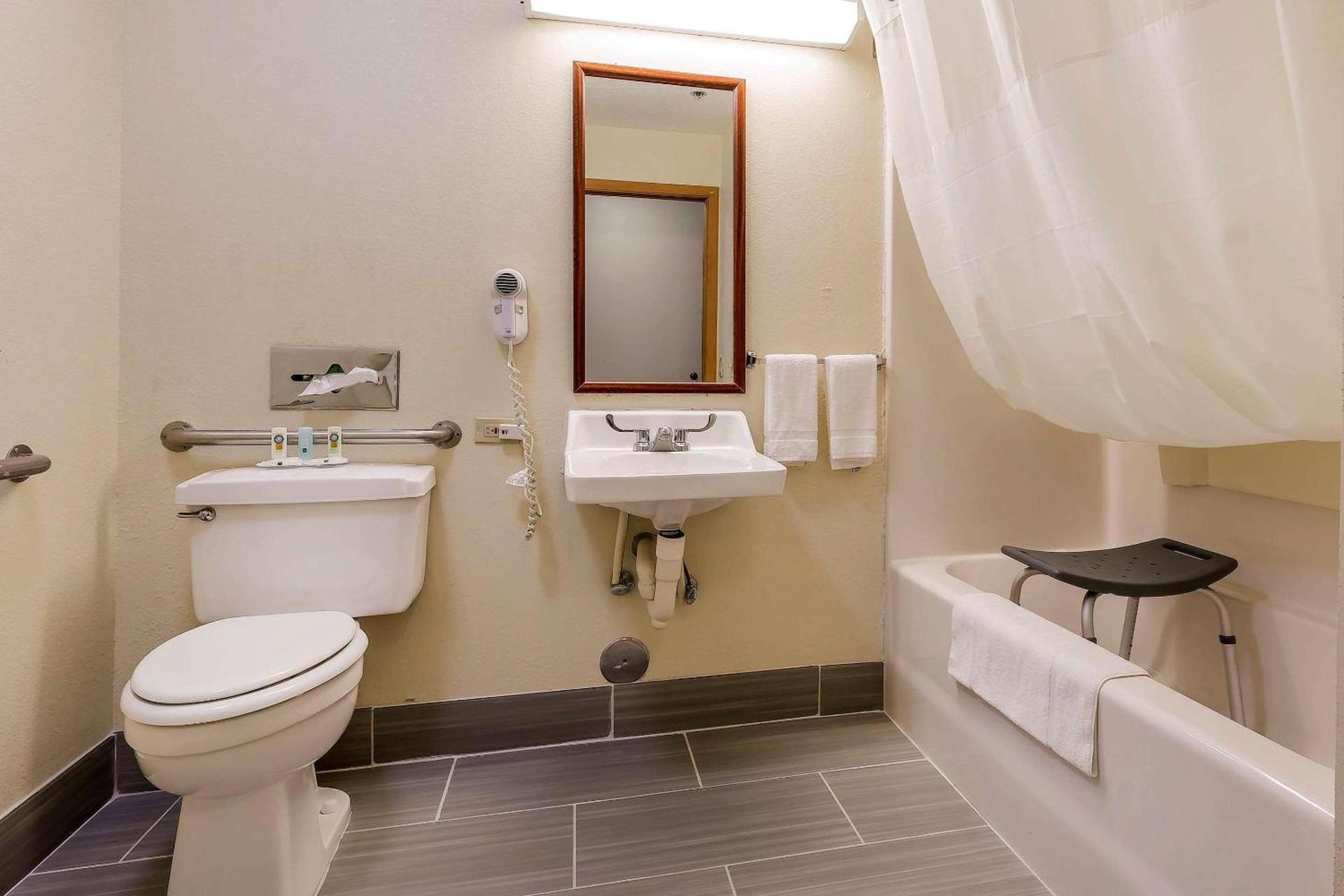 Quality Inn Sycamore - DeKalb photo 11