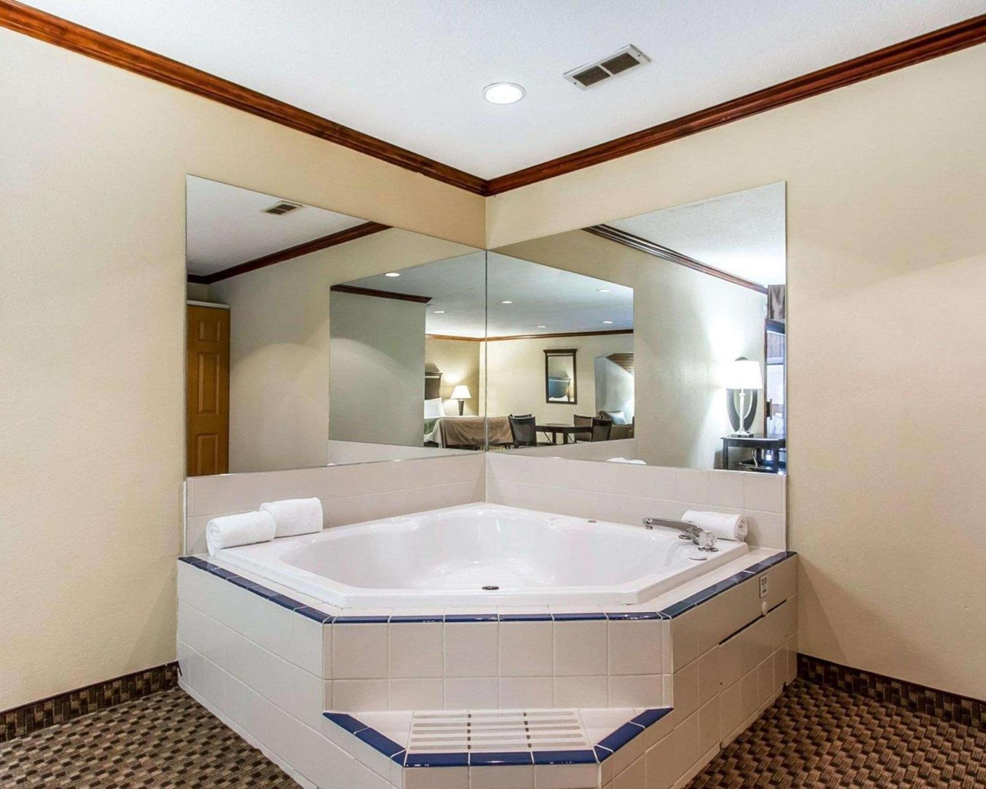 Quality Inn Macomb near University Area photo 14
