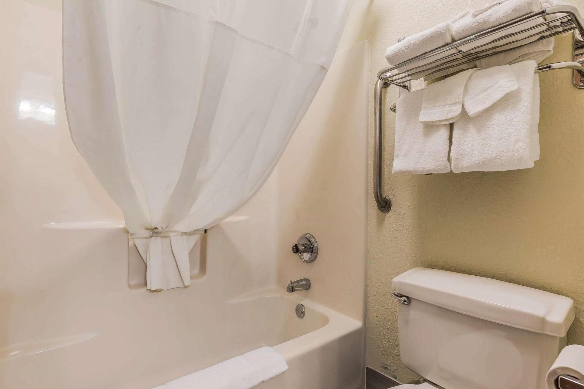 Quality Inn Sycamore - DeKalb photo 31