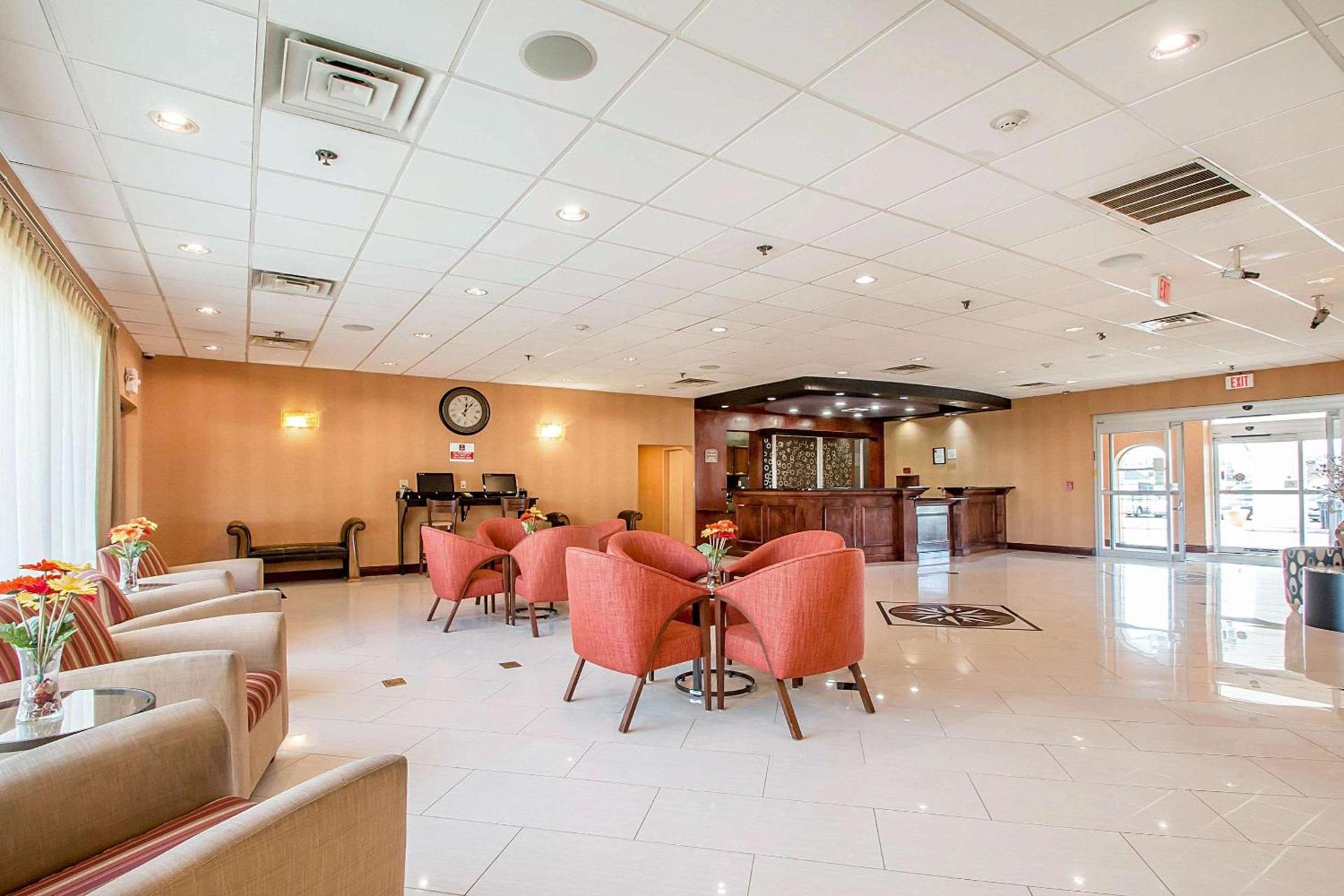 Clarion Inn Elmhurst - Oak Brook near I-88, I-290, I-294 photo 3