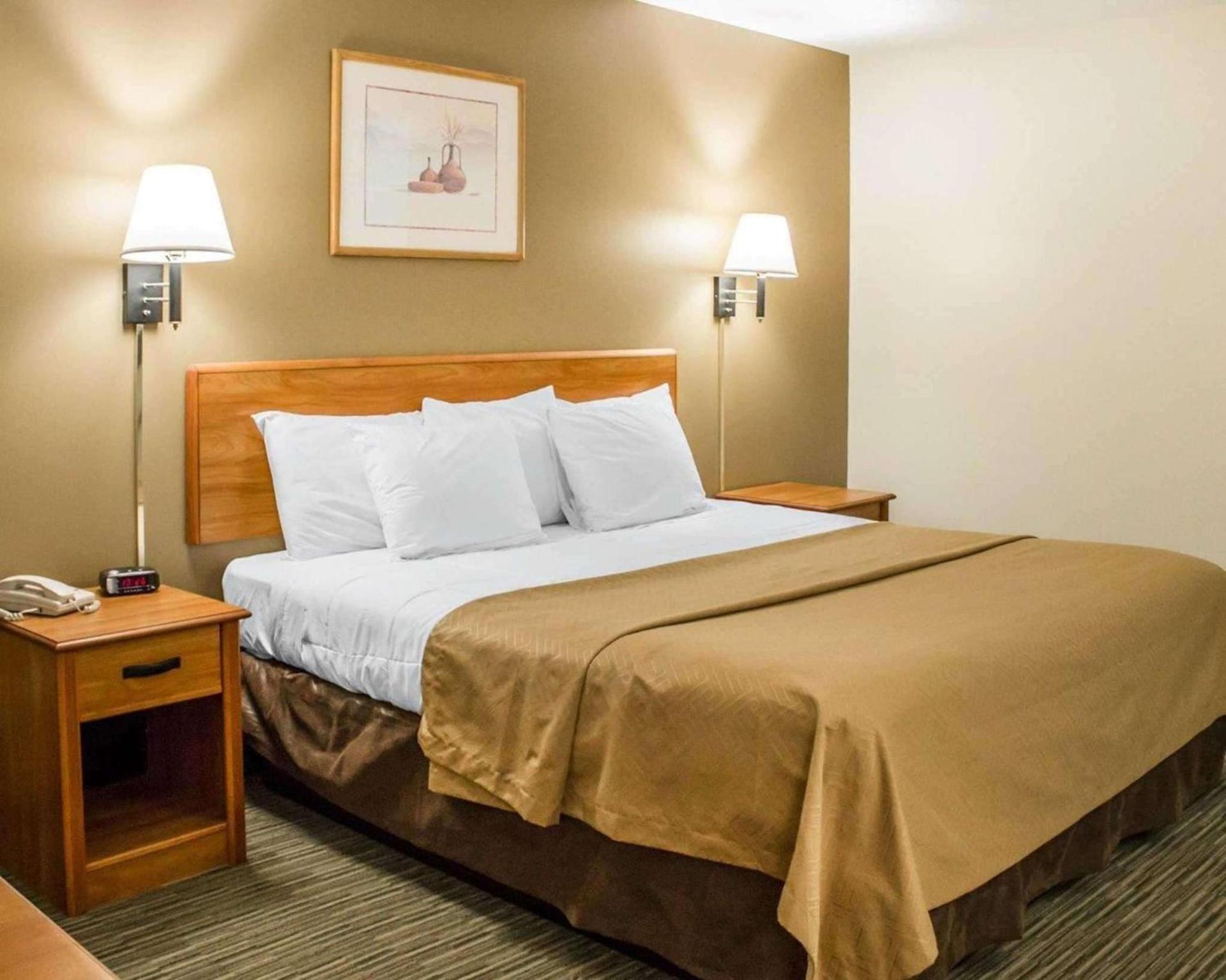 Econo Lodge Elkhart North photo 18