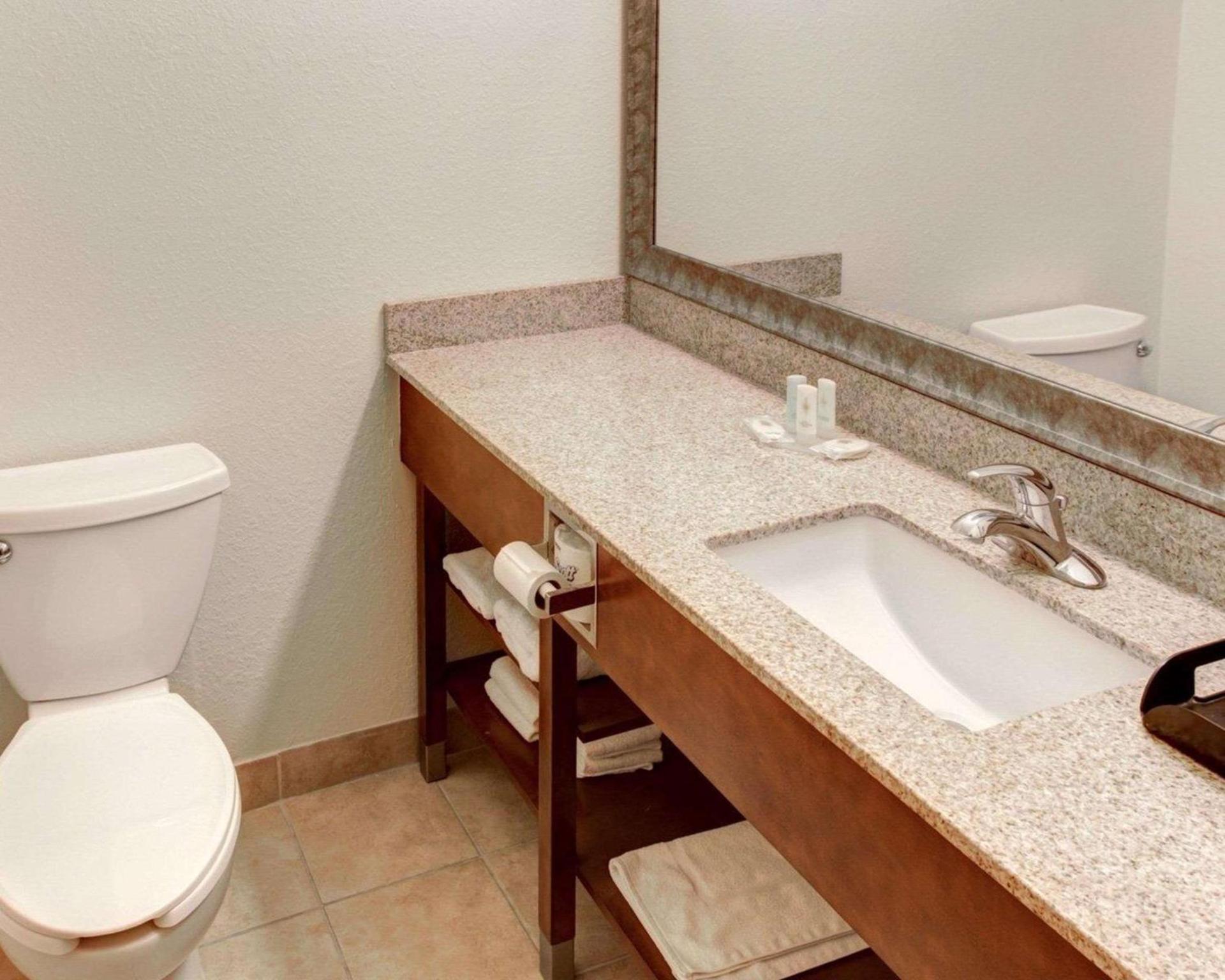 Comfort Inn & Suites North Greenfield photo 8