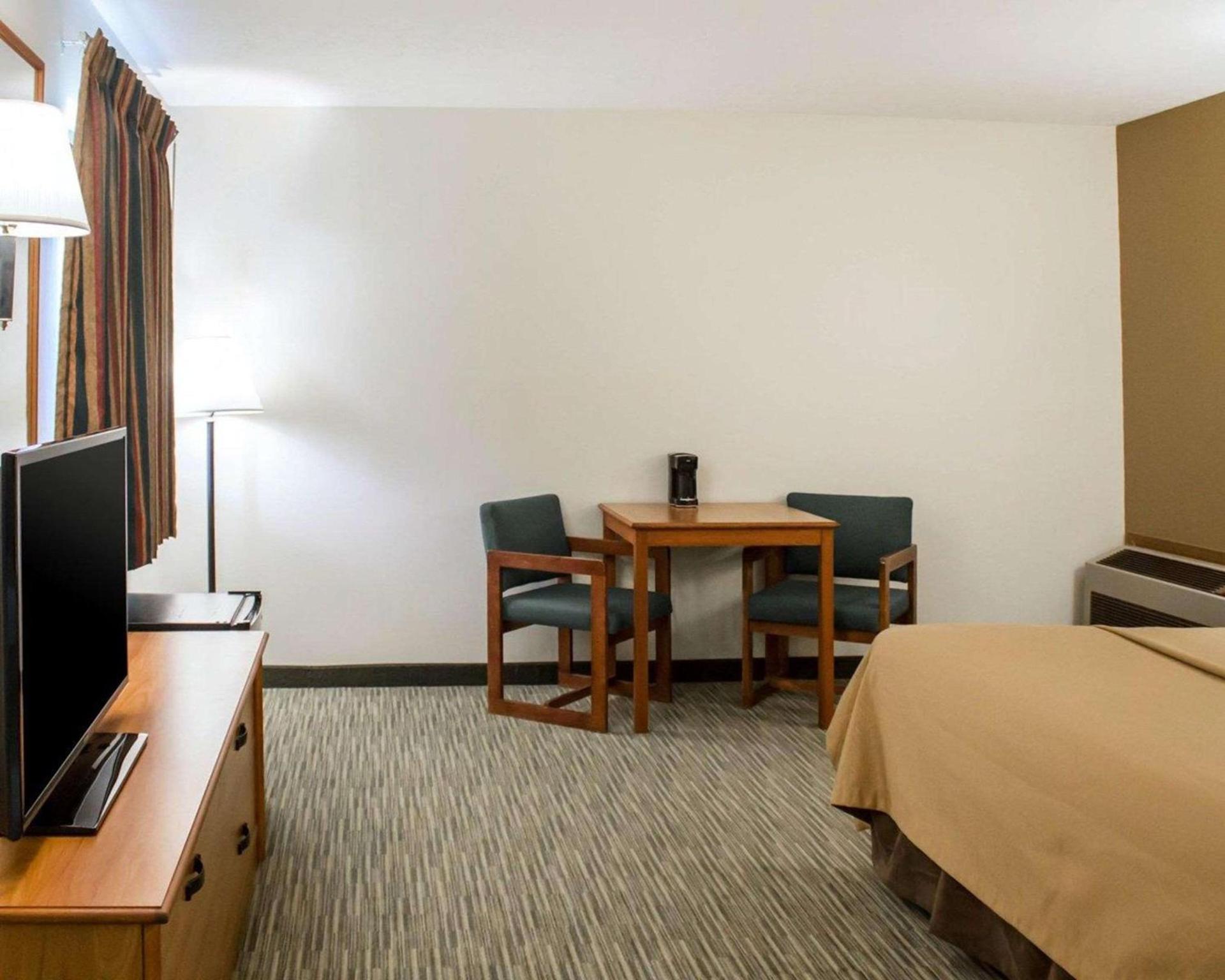 Econo Lodge Elkhart North photo 17