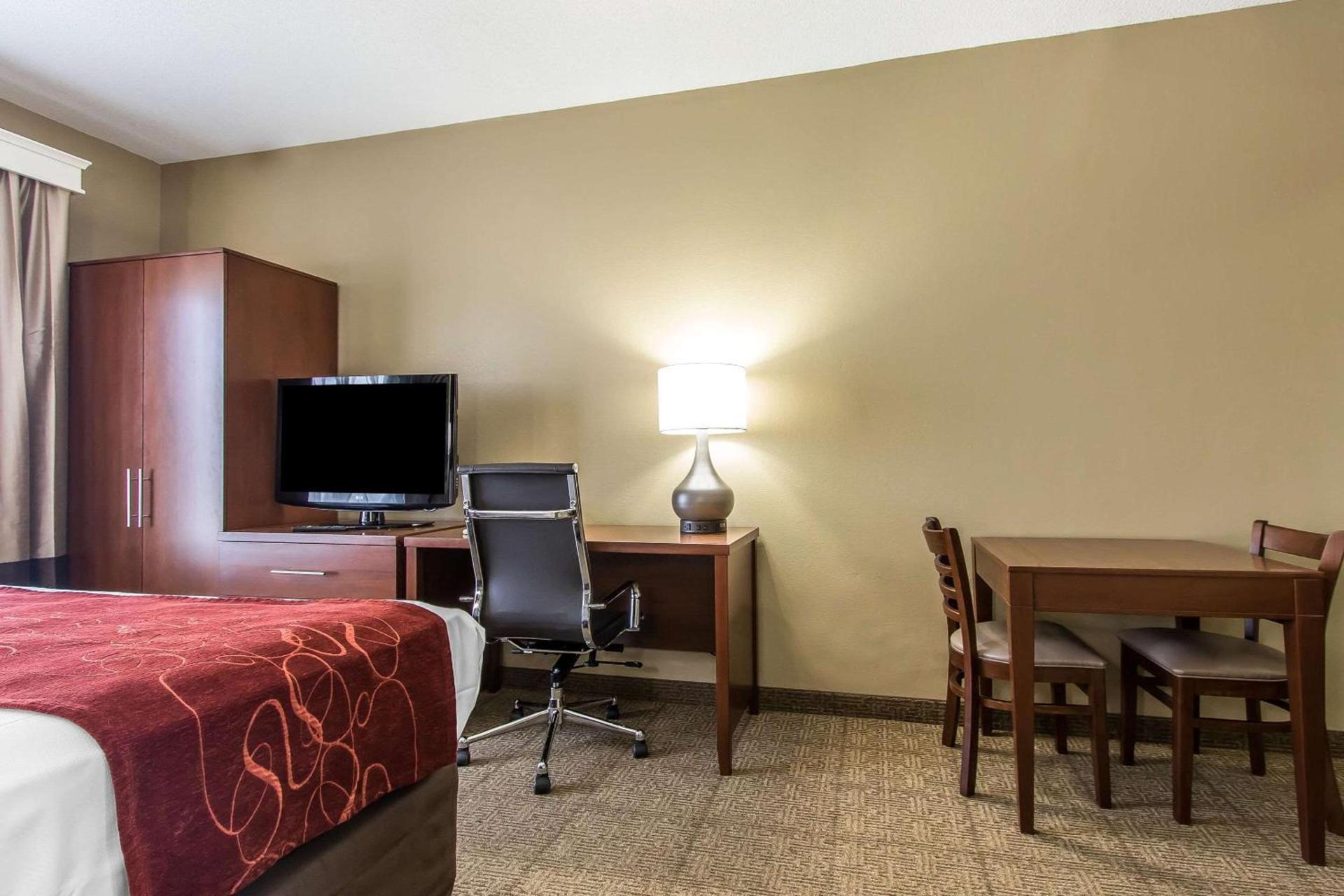 Comfort Suites Effingham Central photo 21