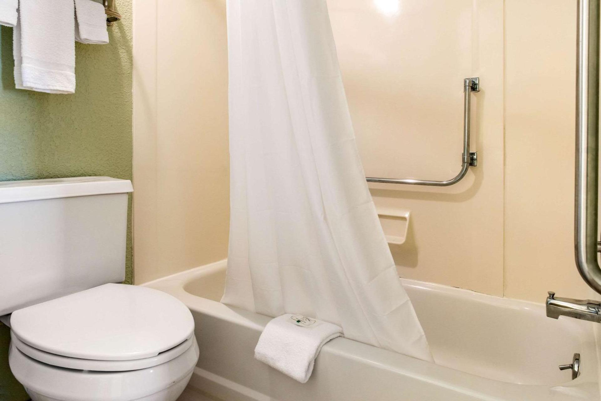 Quality Inn Huntingburg - Jasper photo 23
