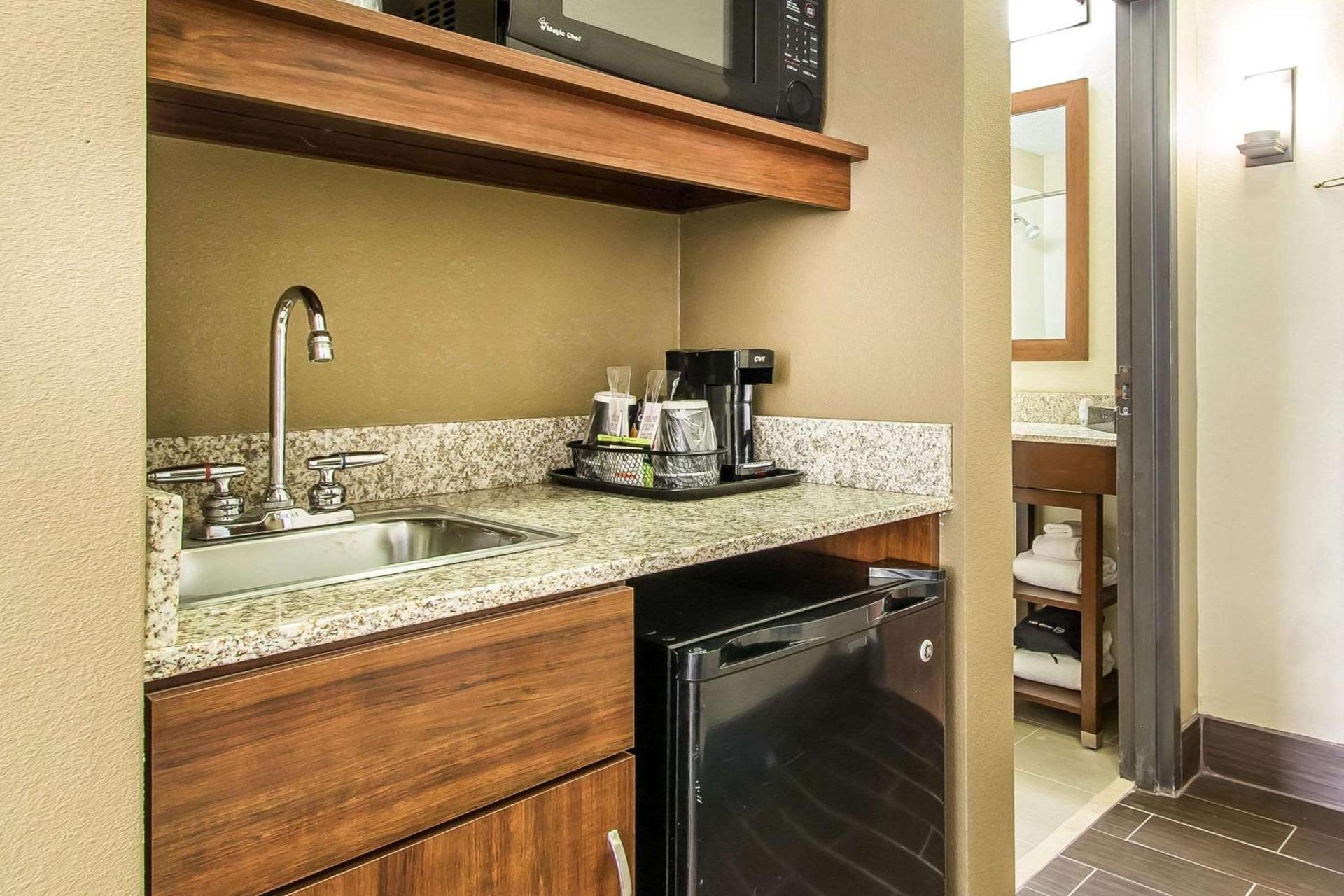 Comfort Suites Effingham Central photo 18