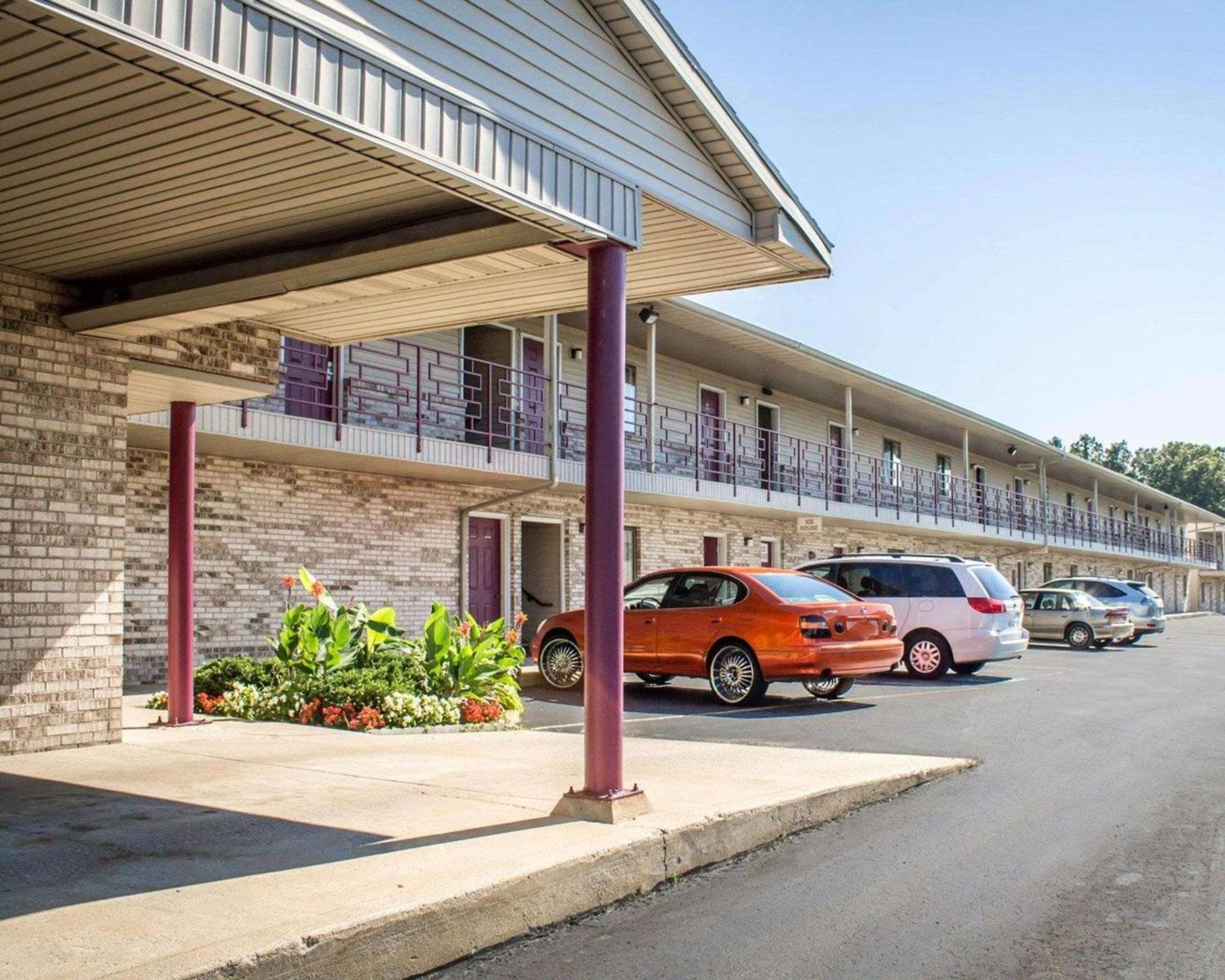 Econo Lodge Elkhart North photo 1