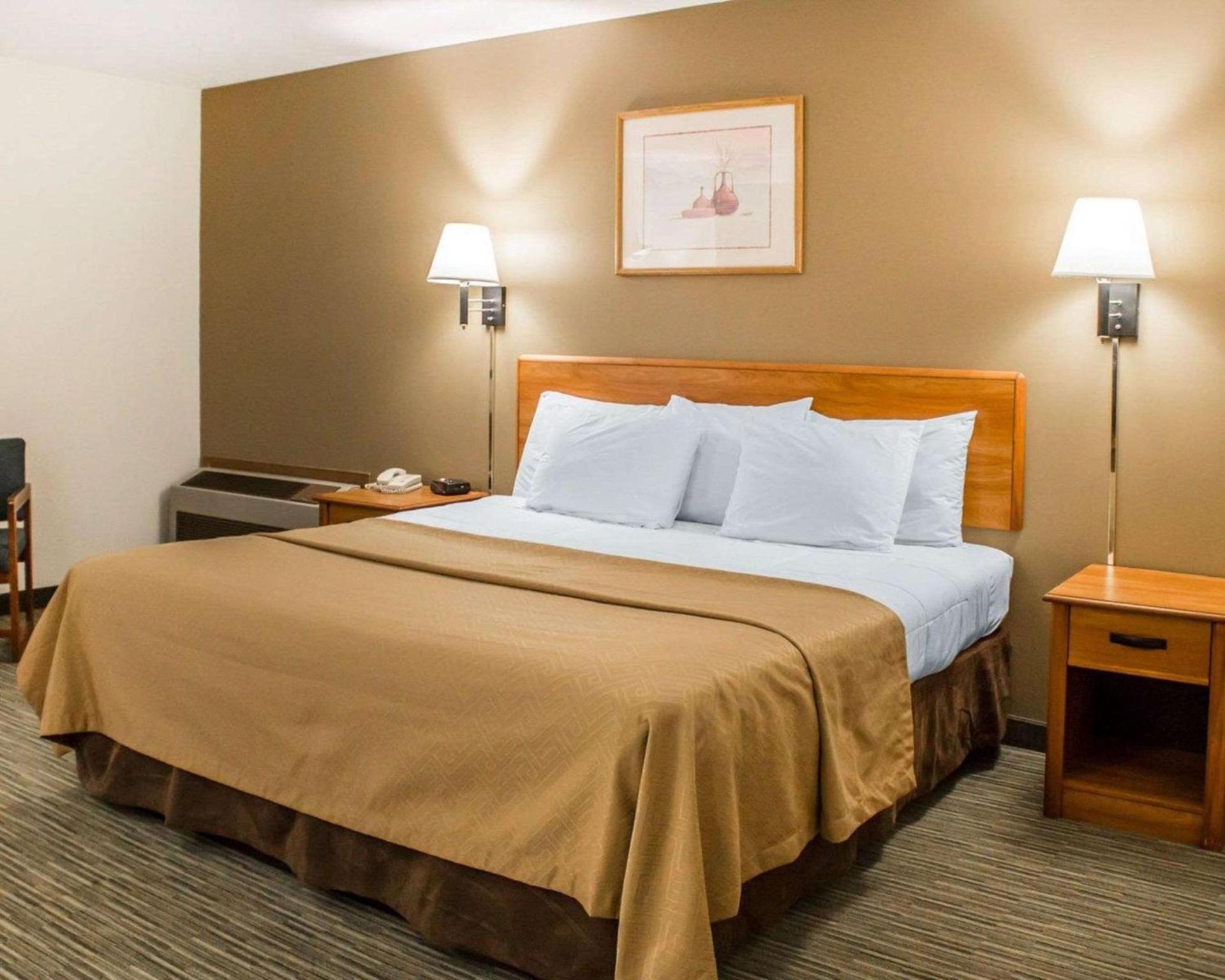 Econo Lodge Elkhart North photo 9