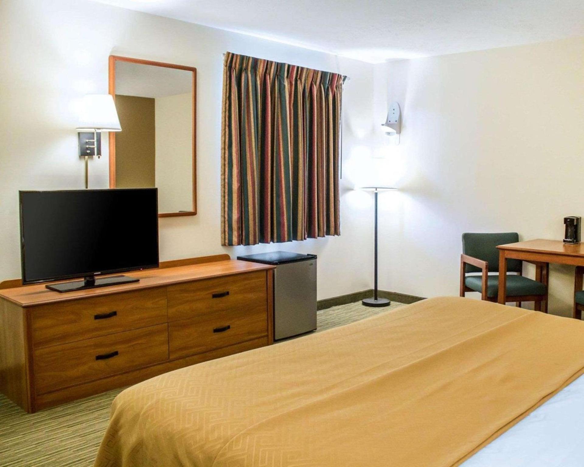 Econo Lodge Elkhart North photo 10