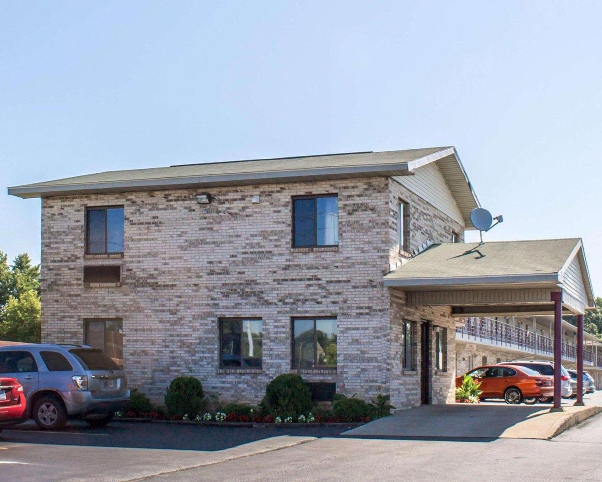 Econo Lodge Elkhart North photo 11