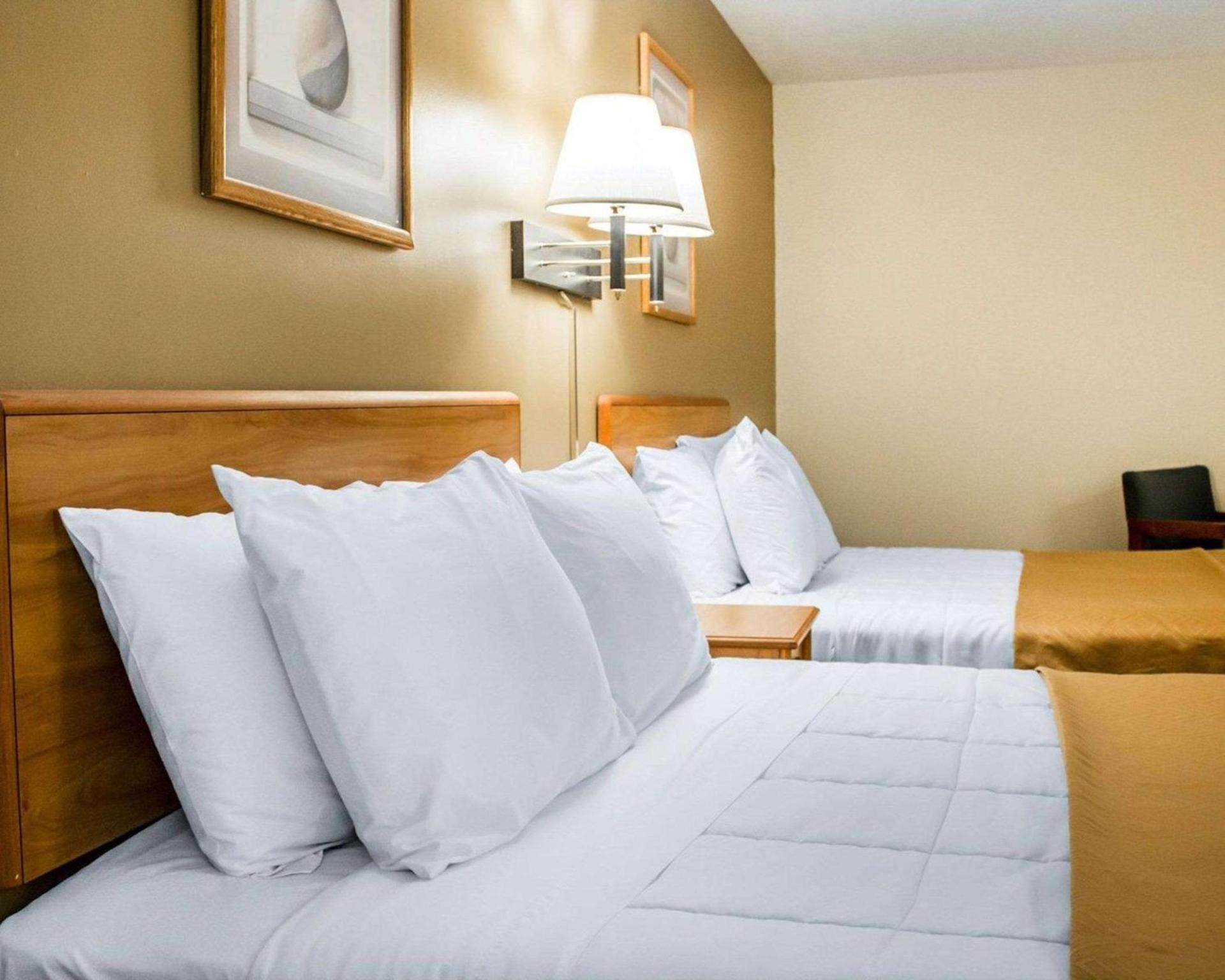Econo Lodge Elkhart North photo 12