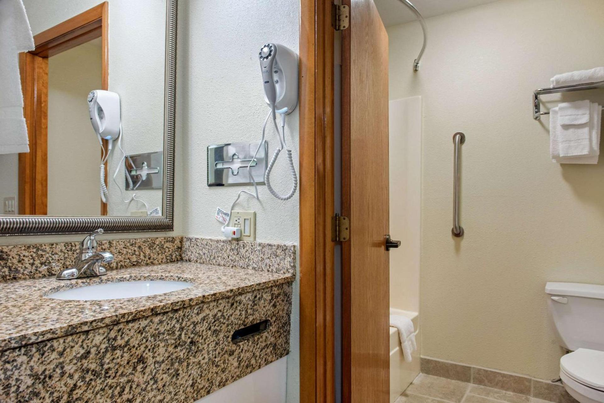 Quality Inn Bloomington Near University photo 18