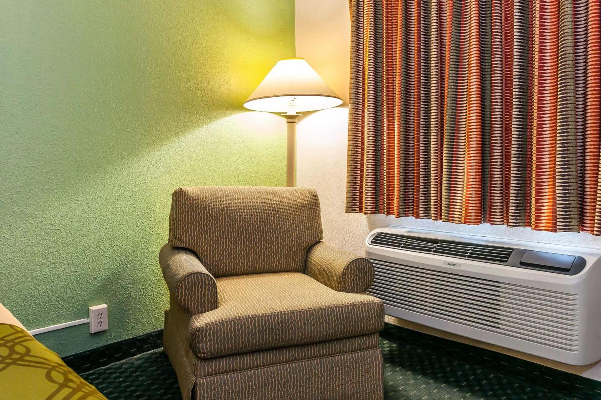 Econo Lodge Vincennes photo 22
