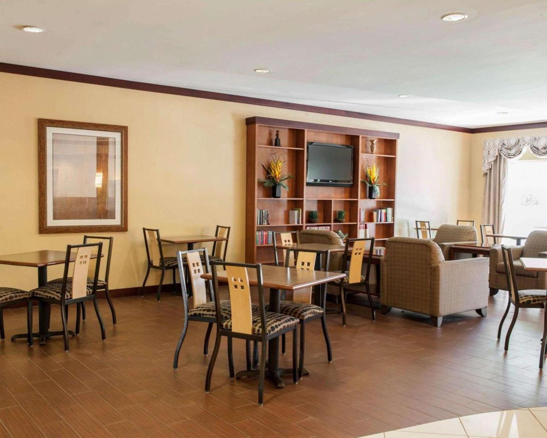 Comfort Suites Southport photo 40