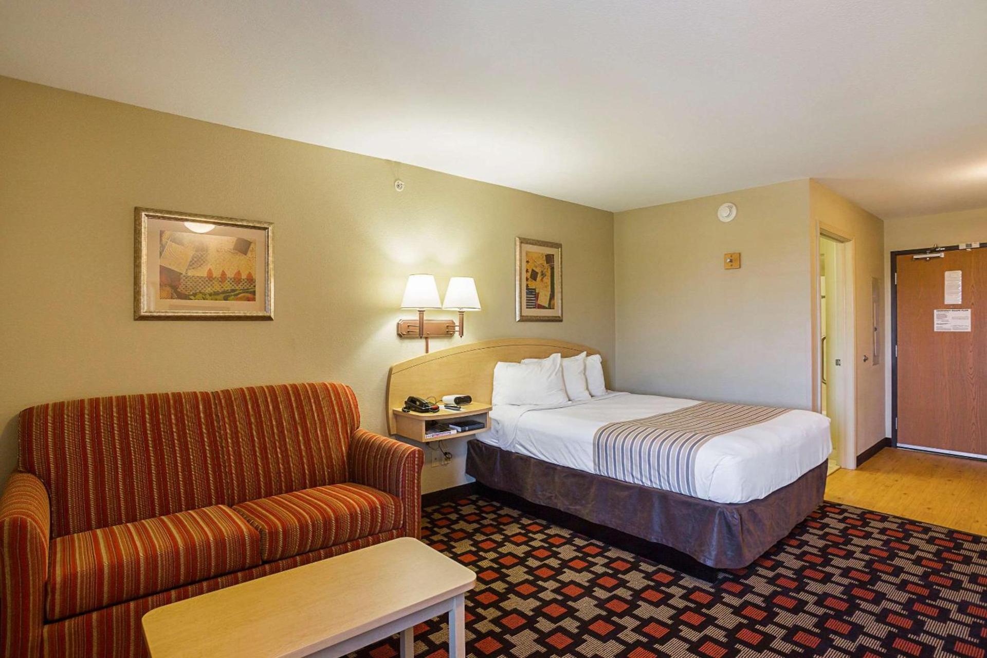 Birch Hill Suites Clarksville-Louisville North photo 7