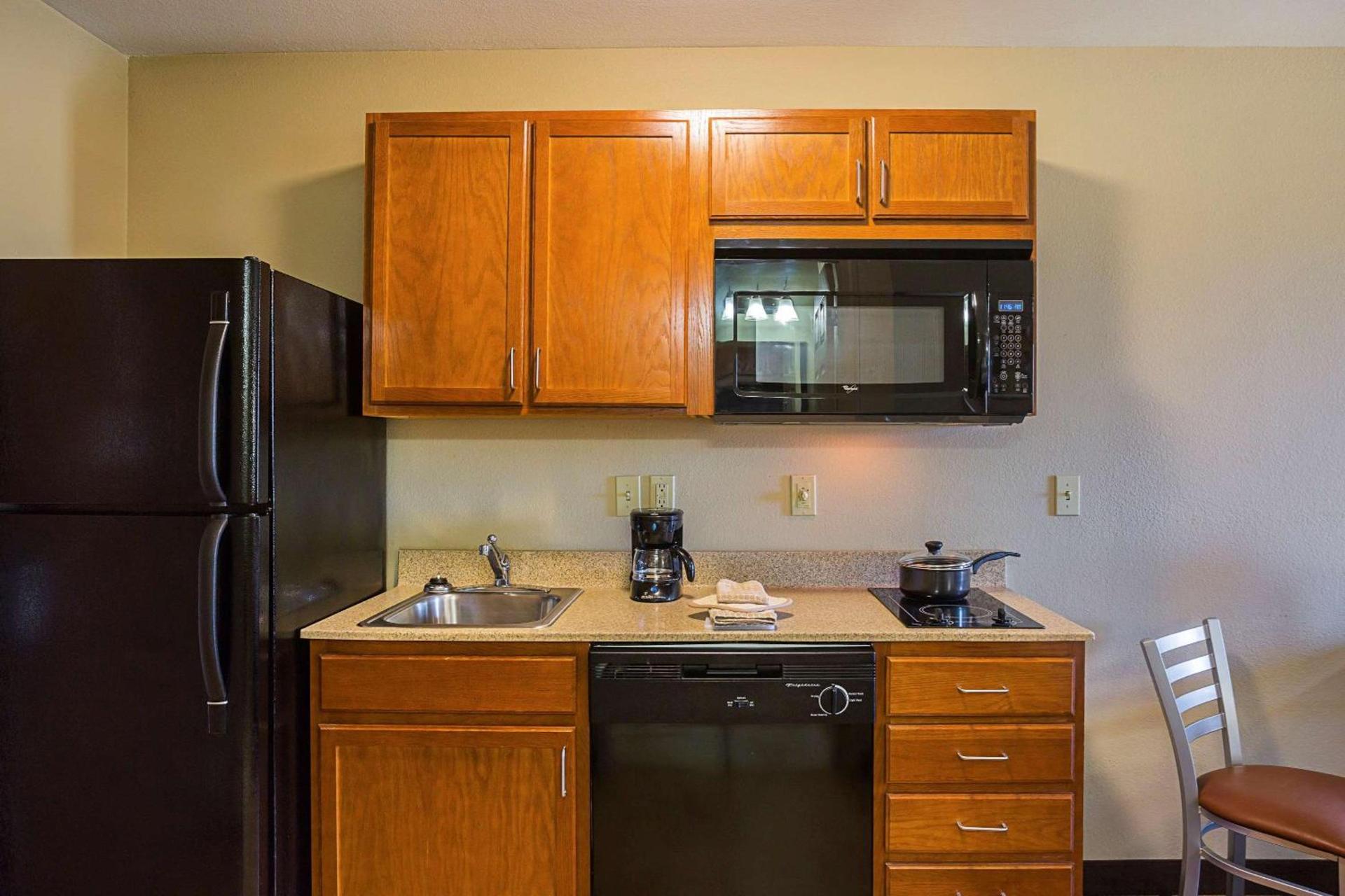 Birch Hill Suites Clarksville-Louisville North photo 5