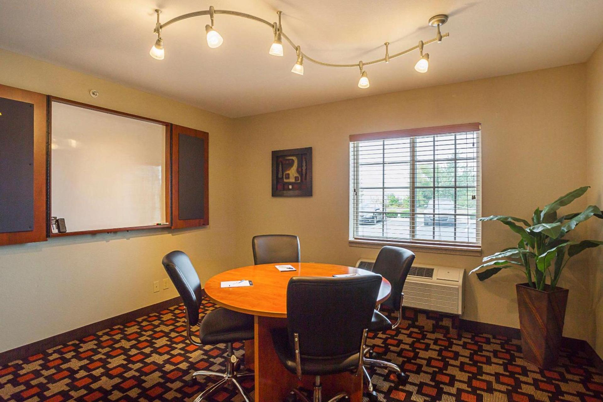 Birch Hill Suites Clarksville-Louisville North photo 20