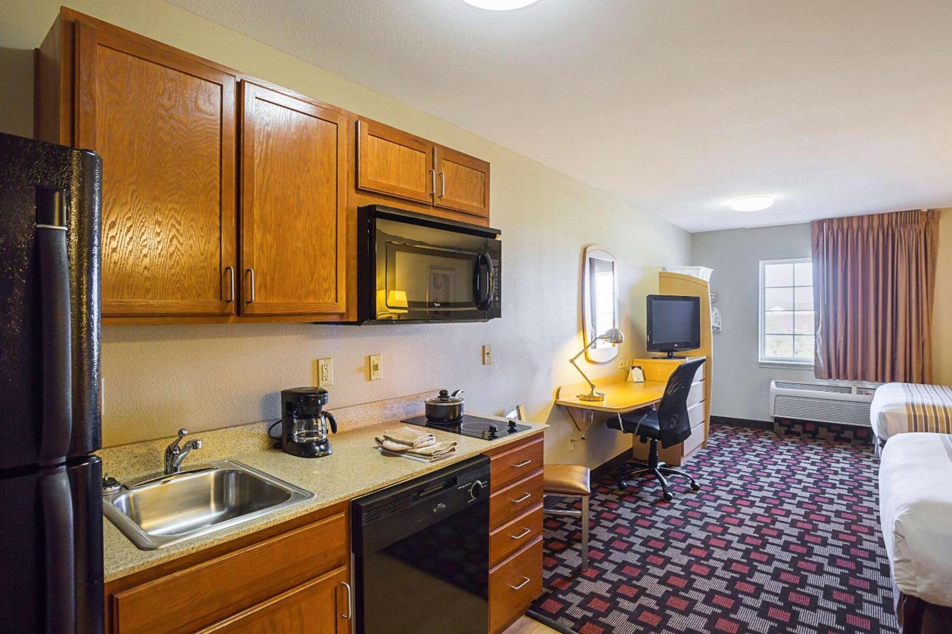 Birch Hill Suites Clarksville-Louisville North photo 12