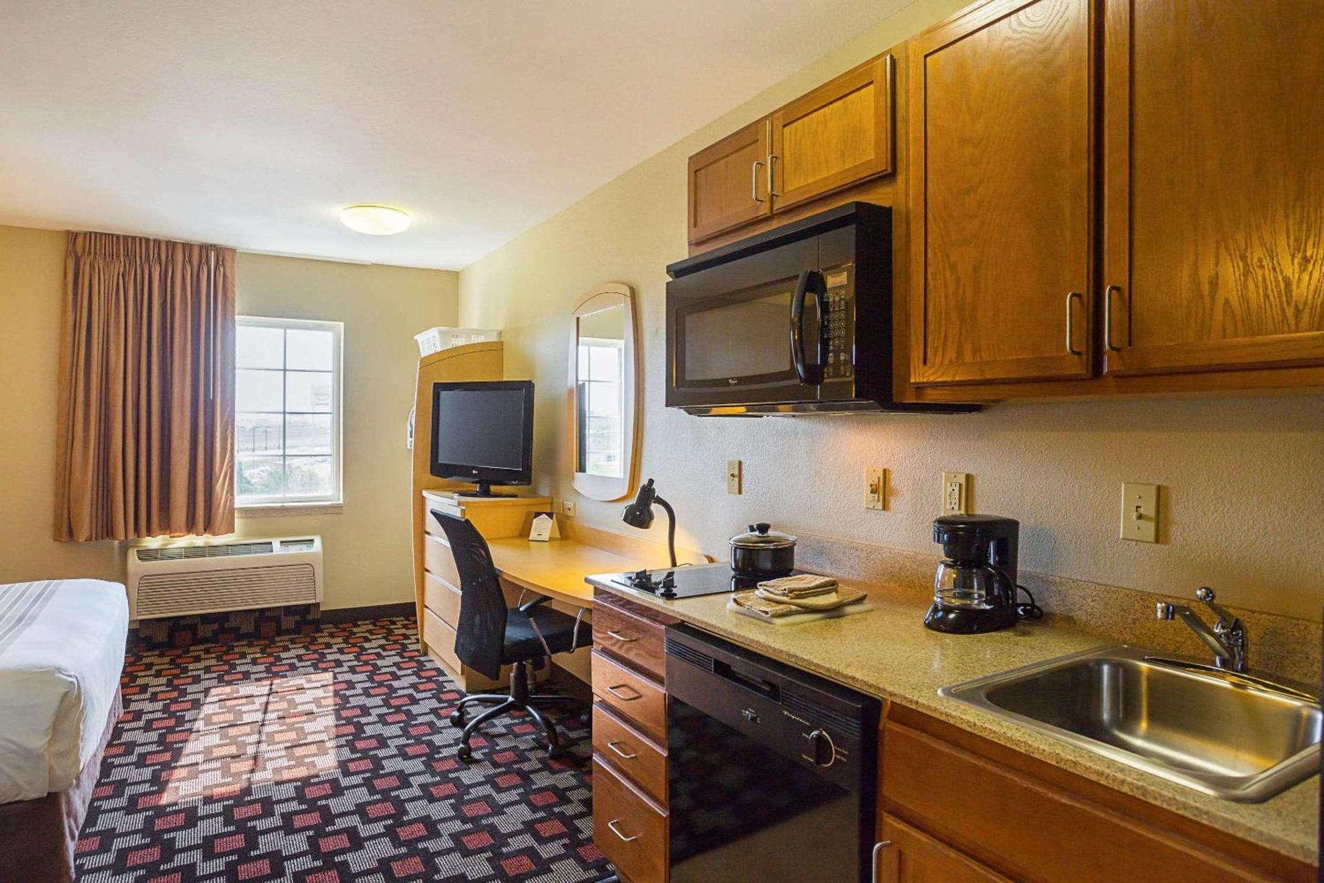 Birch Hill Suites Clarksville-Louisville North photo 6