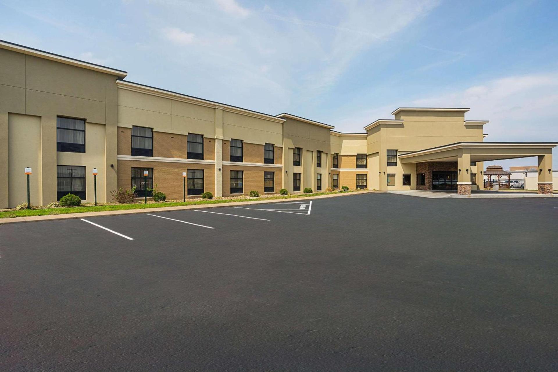 Clarion Inn & Suites Evansville Eastland Area — hotel in Evansville