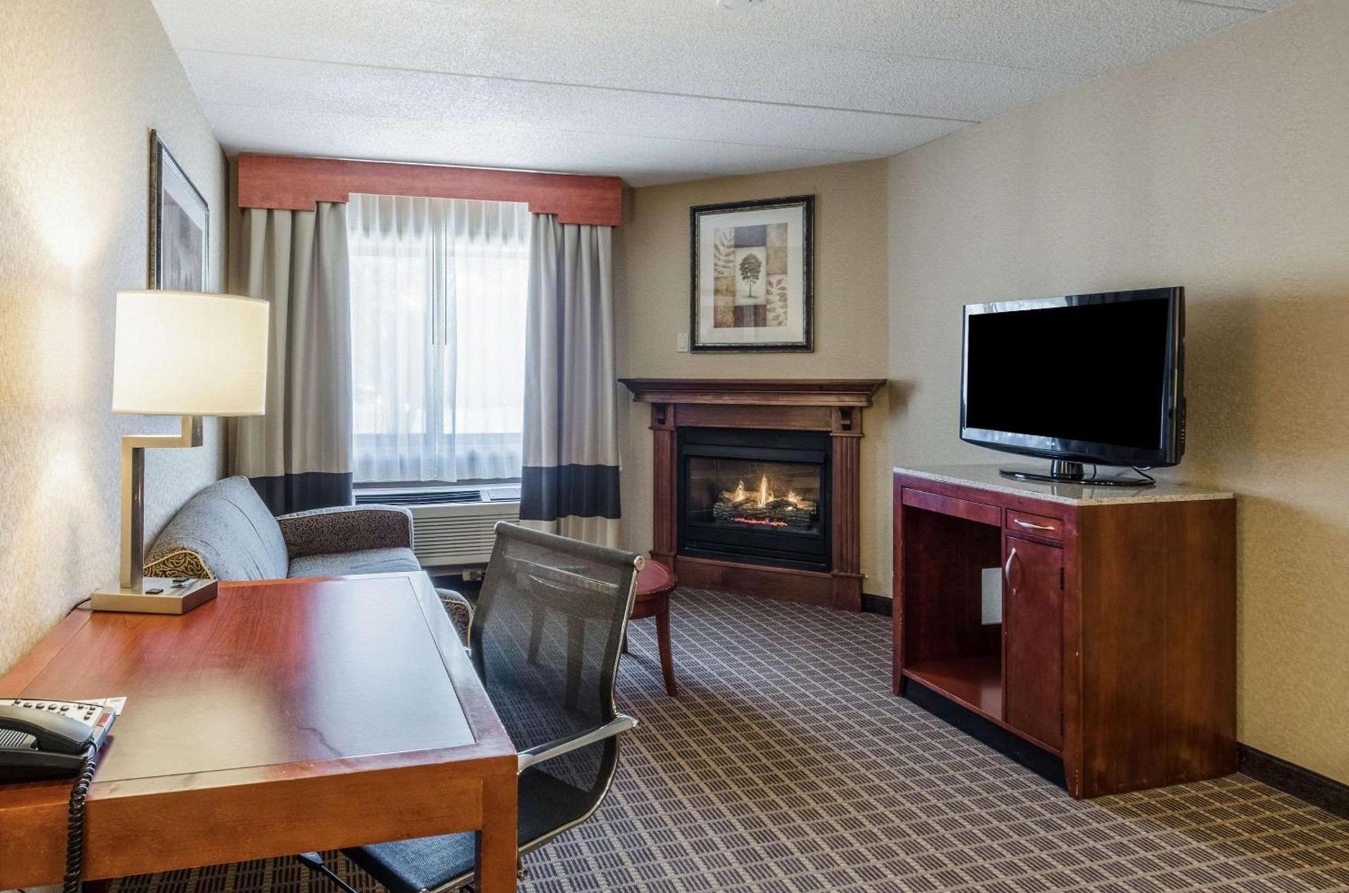 Comfort Inn & Suites West Springfield photo 20