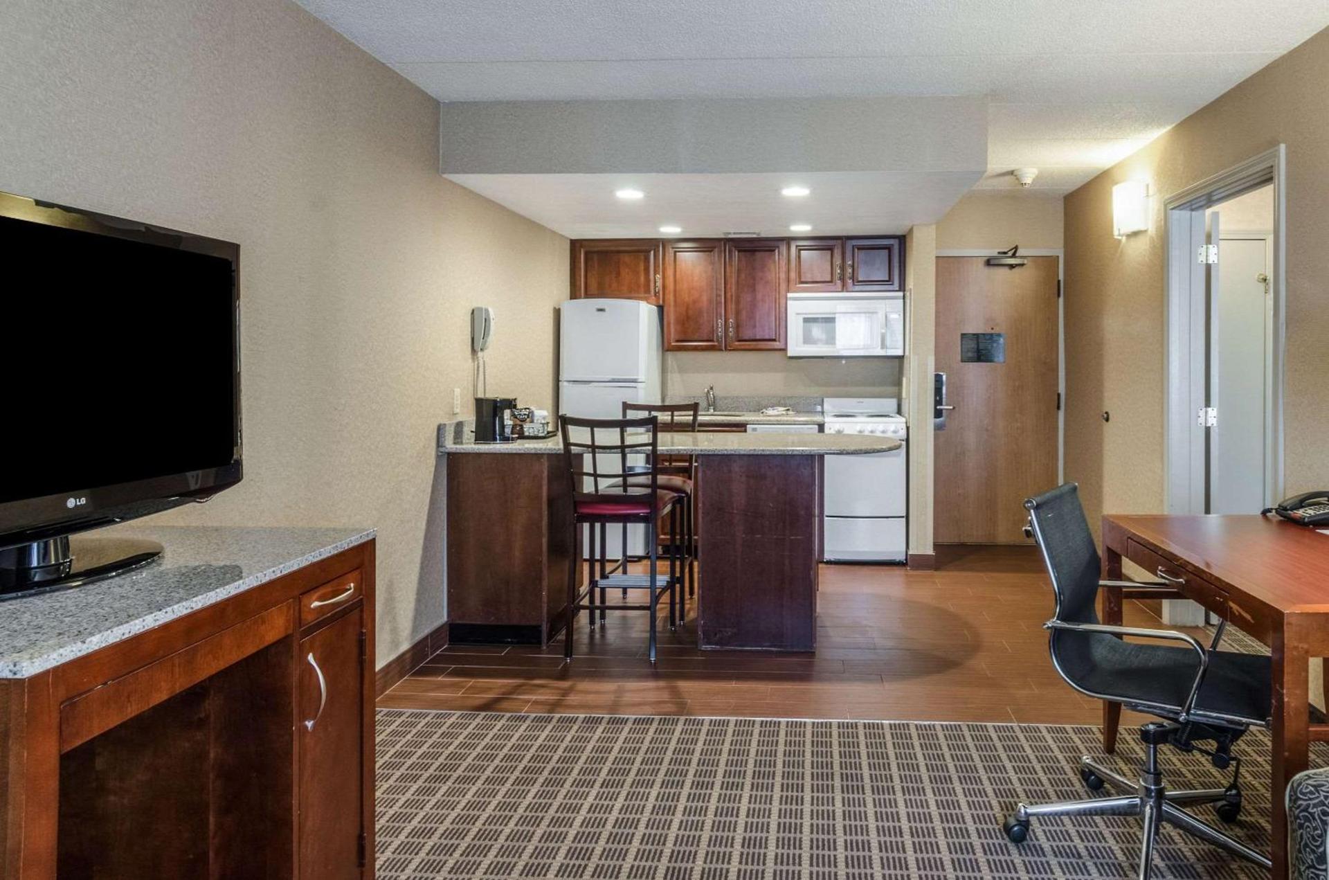 Comfort Inn & Suites West Springfield photo 25