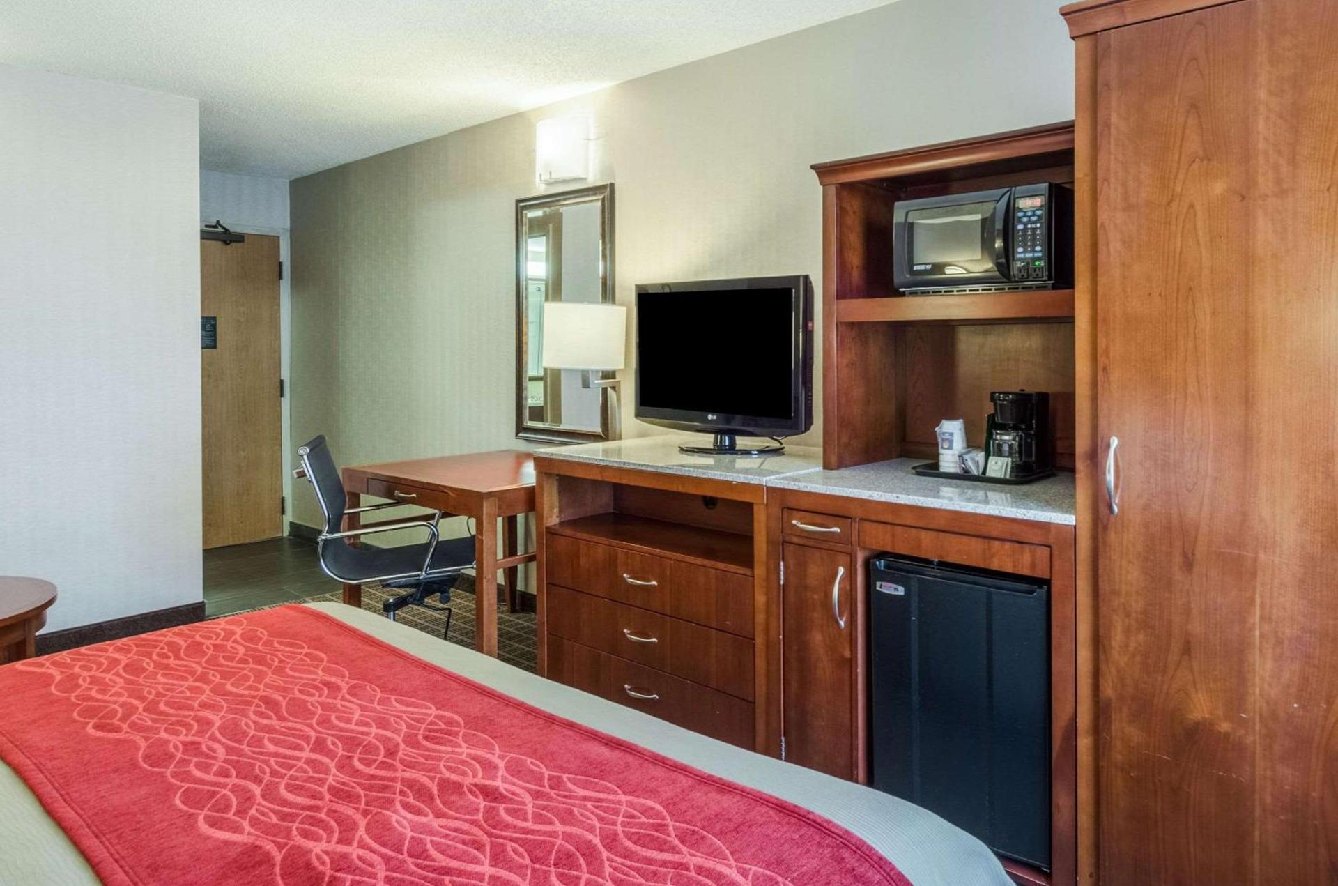 Comfort Inn & Suites West Springfield photo 9