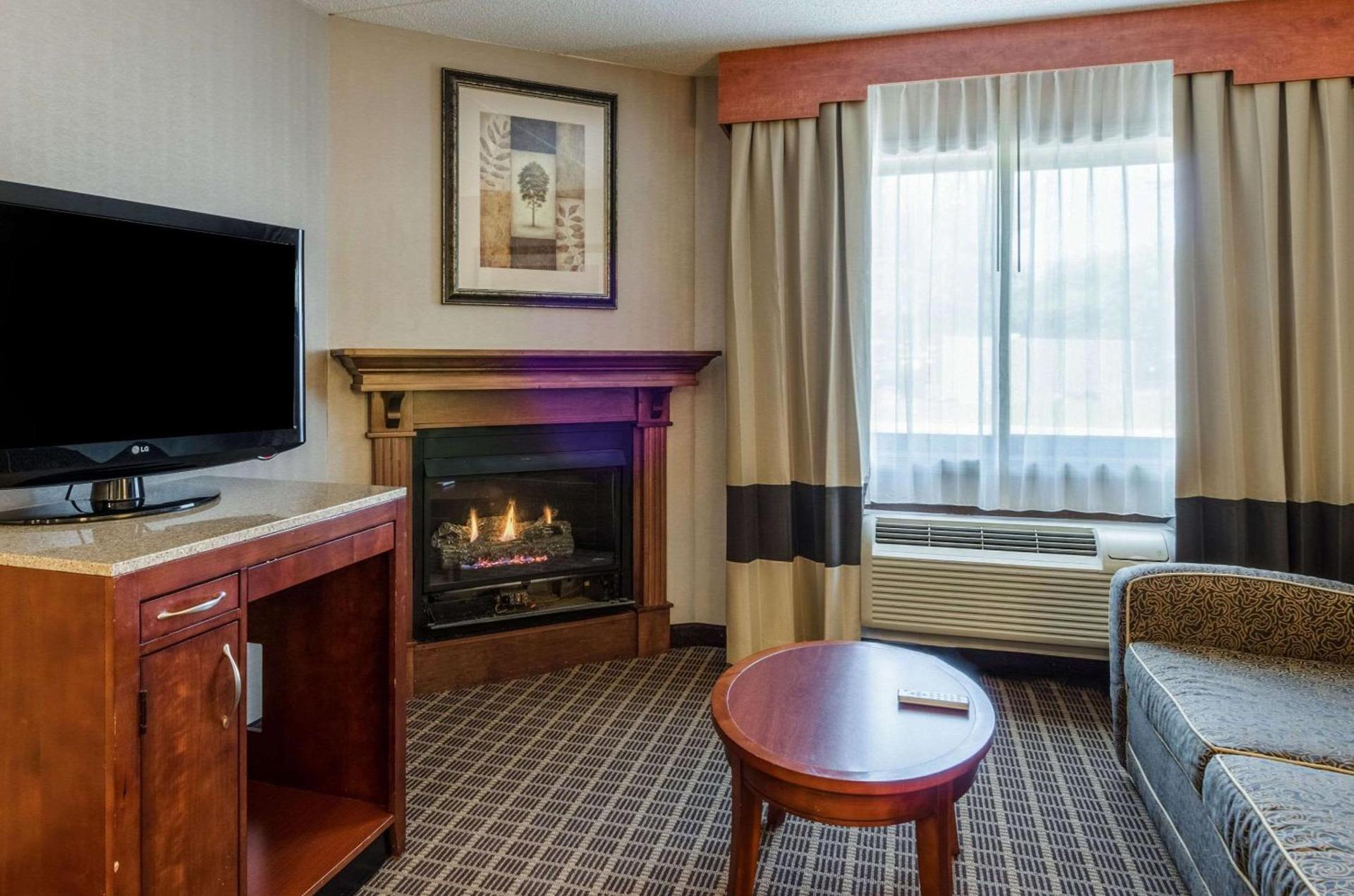 Comfort Inn & Suites West Springfield photo 27