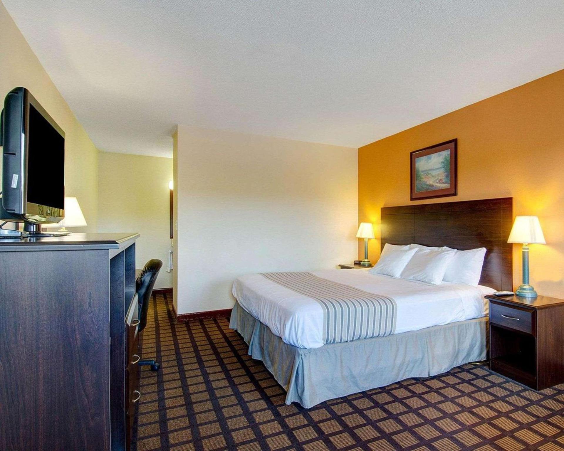 Econo Lodge Sharon - Foxborough photo 7