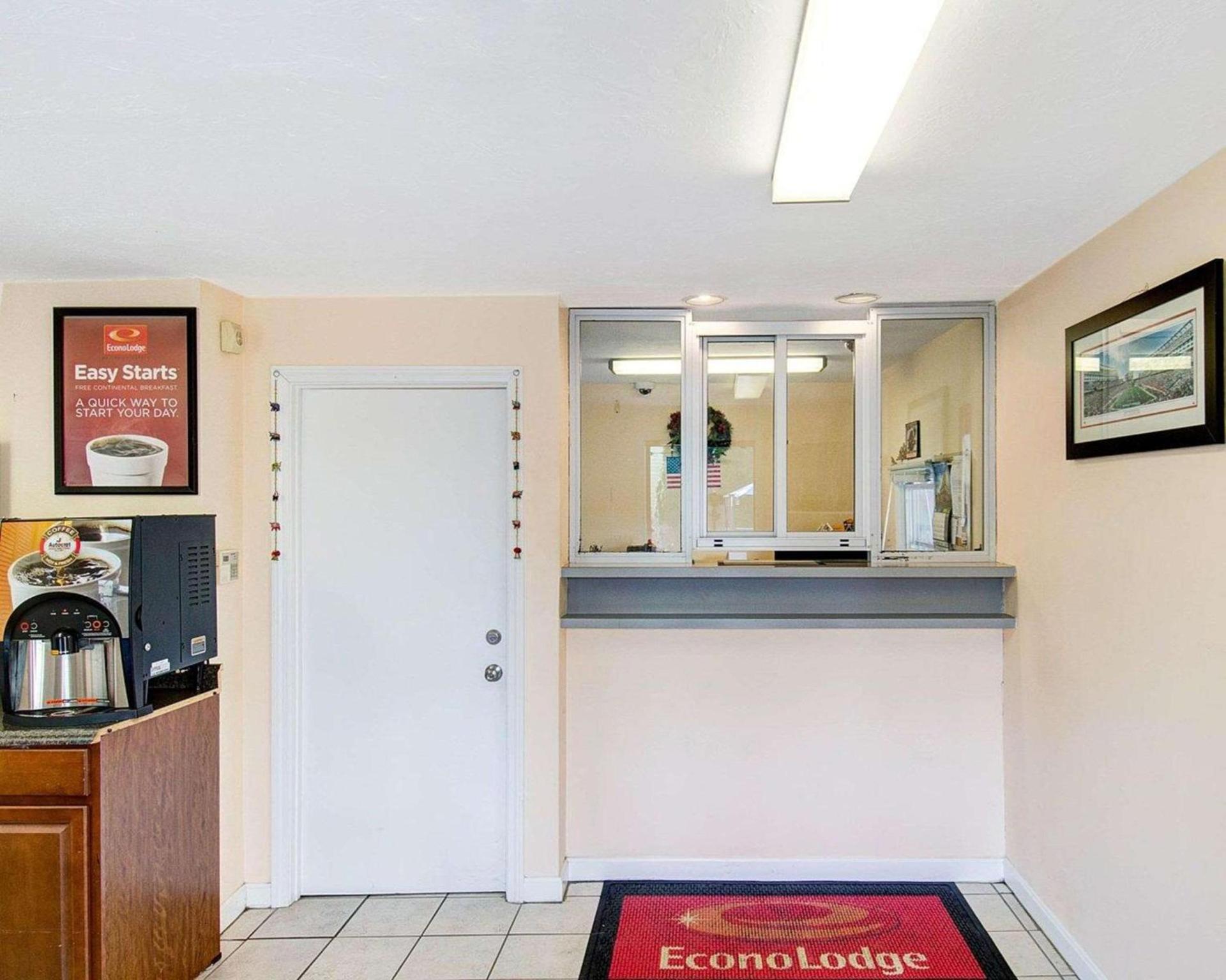 Econo Lodge Sharon - Foxborough photo 16