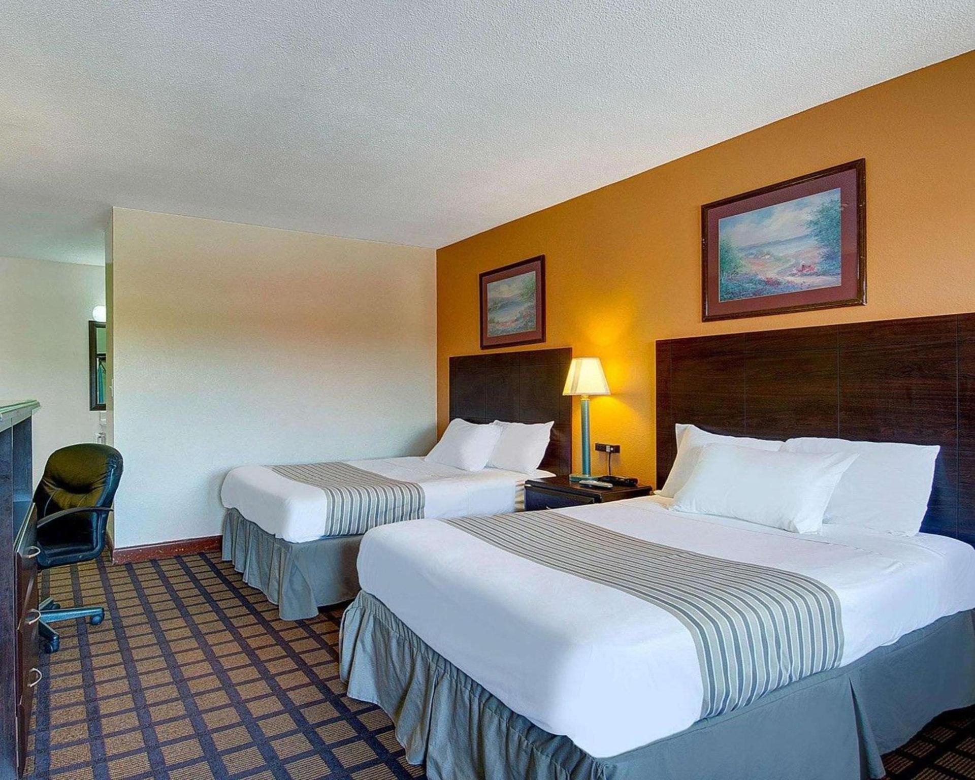 Econo Lodge Sharon - Foxborough photo 9