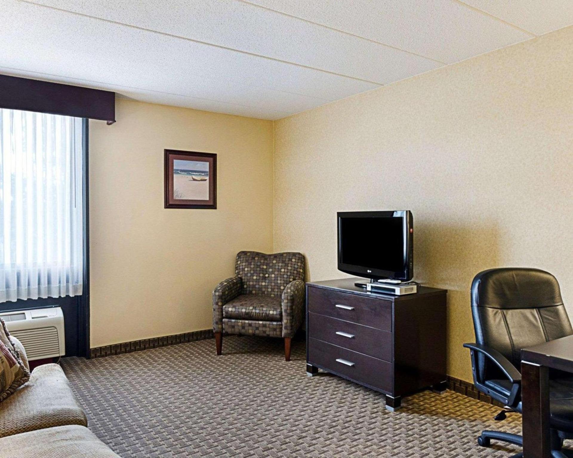 Holiday Inn Express - Fall River North photo 10