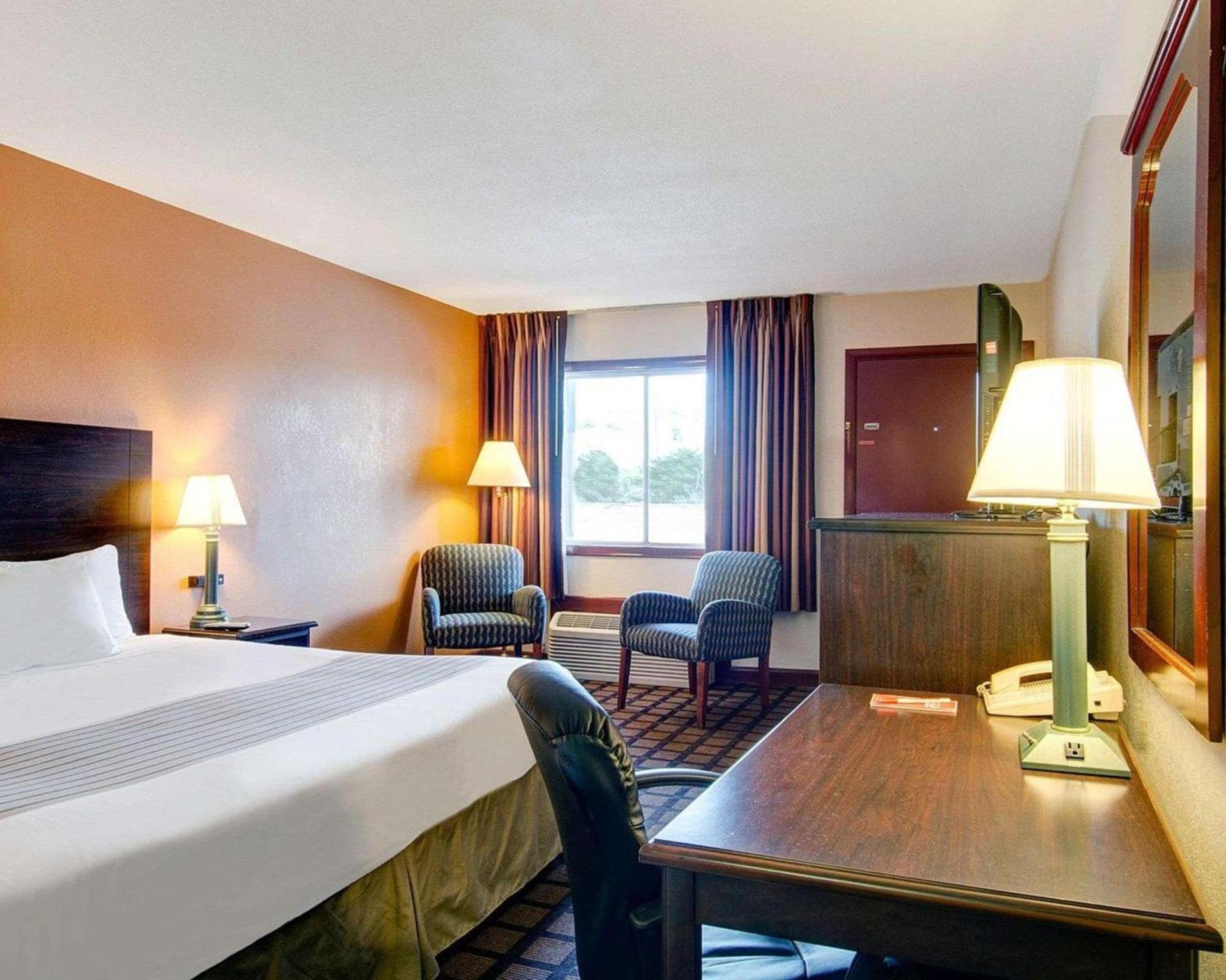 Econo Lodge Sharon - Foxborough photo 5