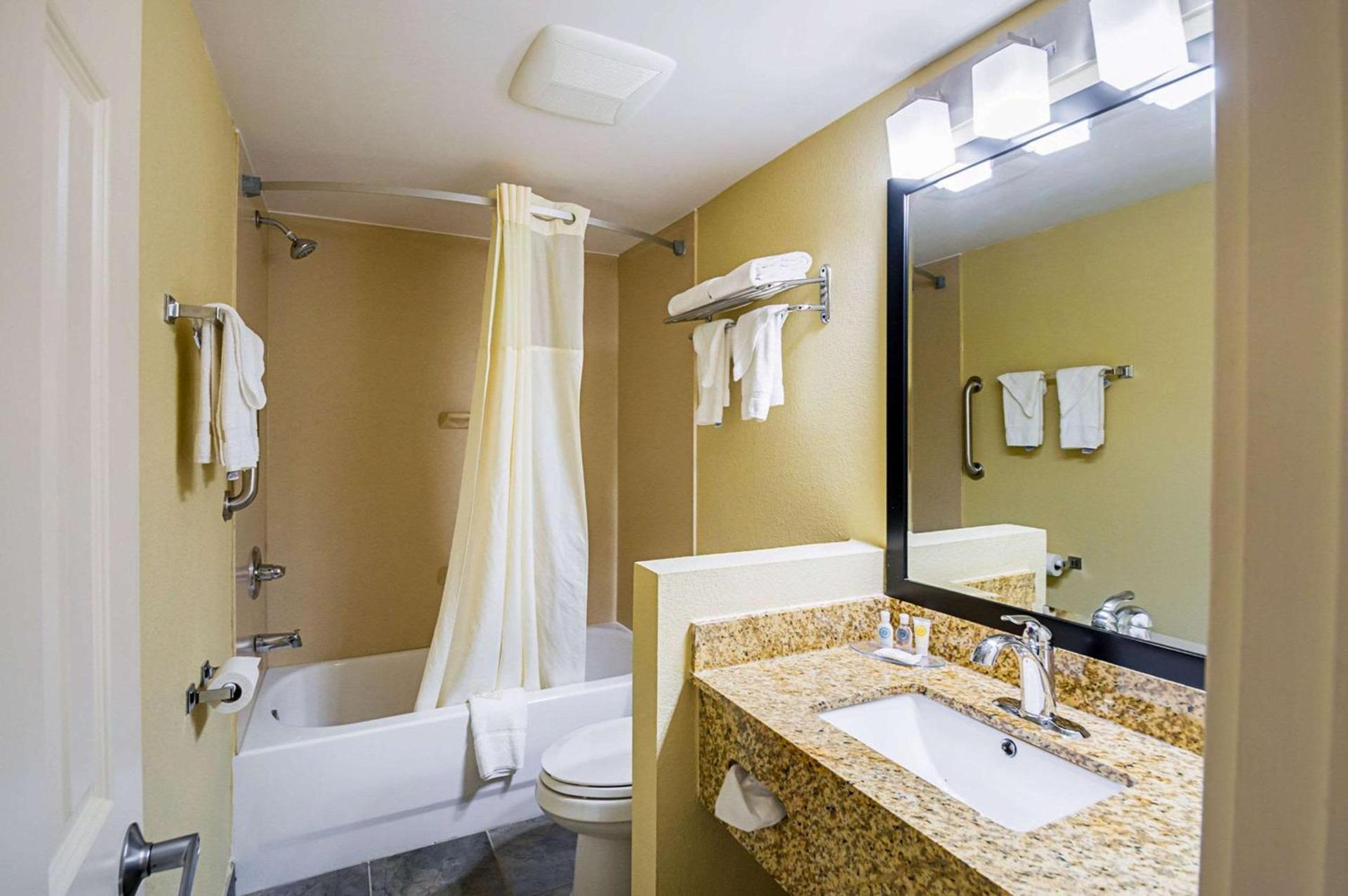 Quality Inn & Suites Hagerstown photo 23