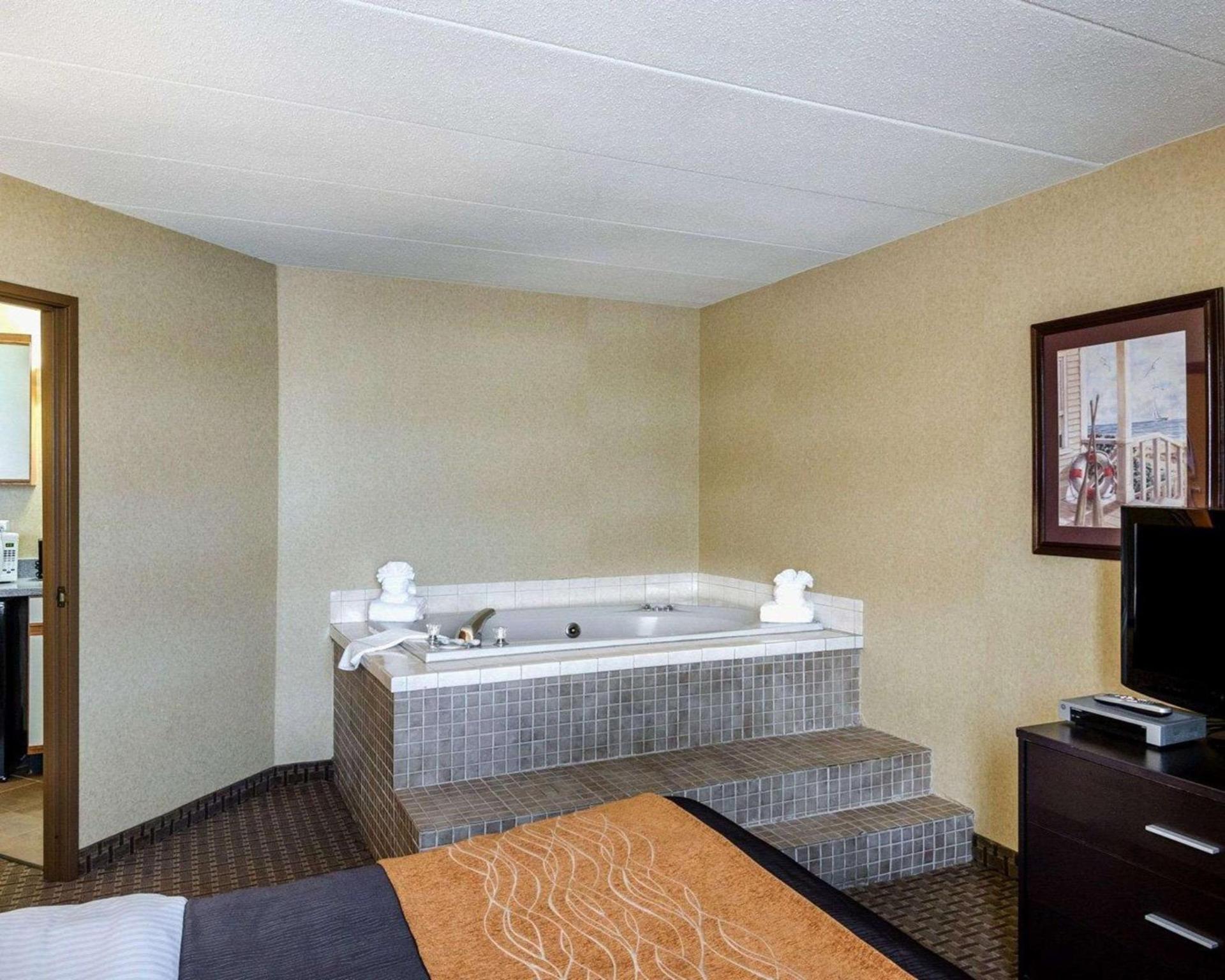 Holiday Inn Express - Fall River North photo 7