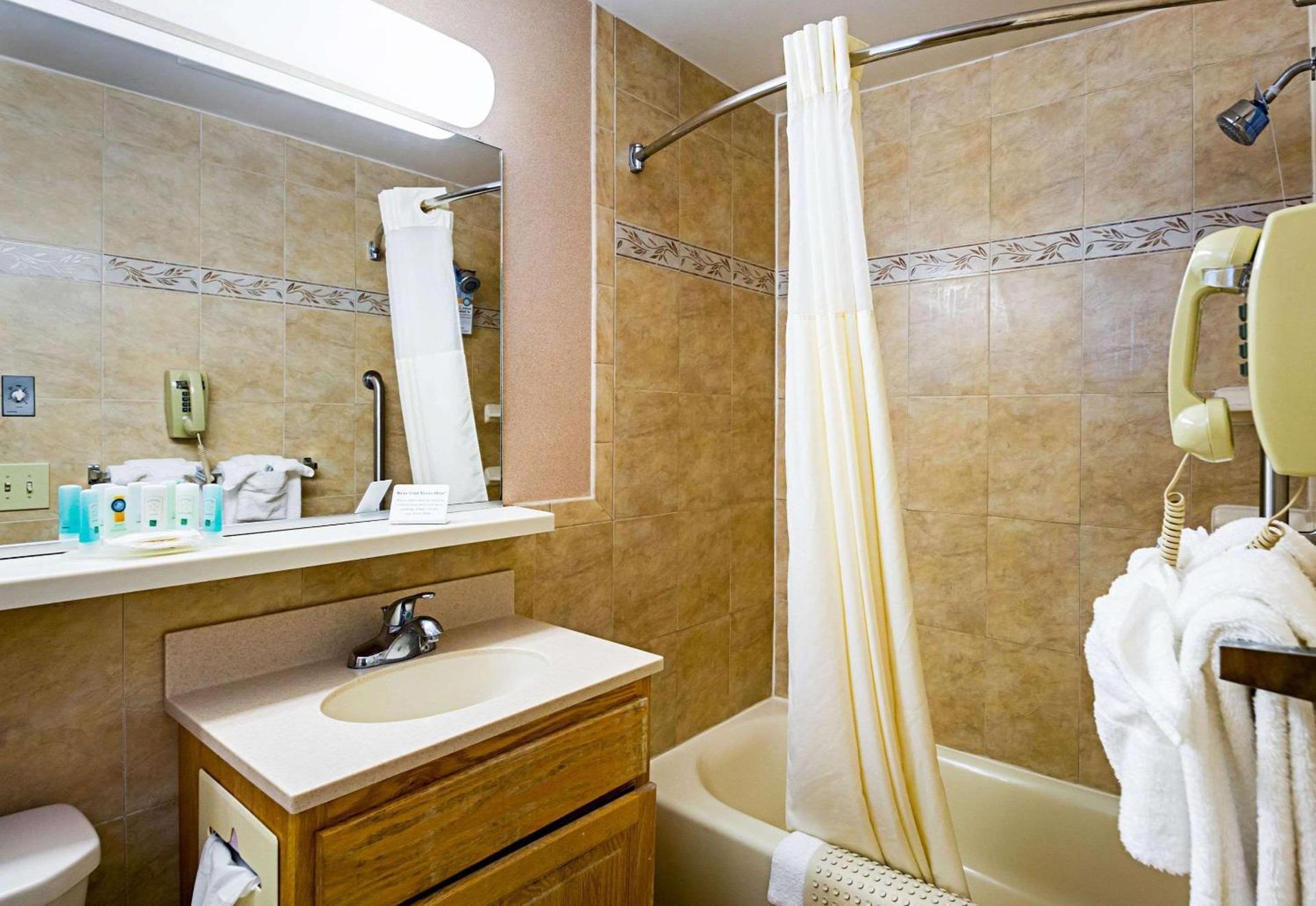 Quality Inn Oceanfront photo 53