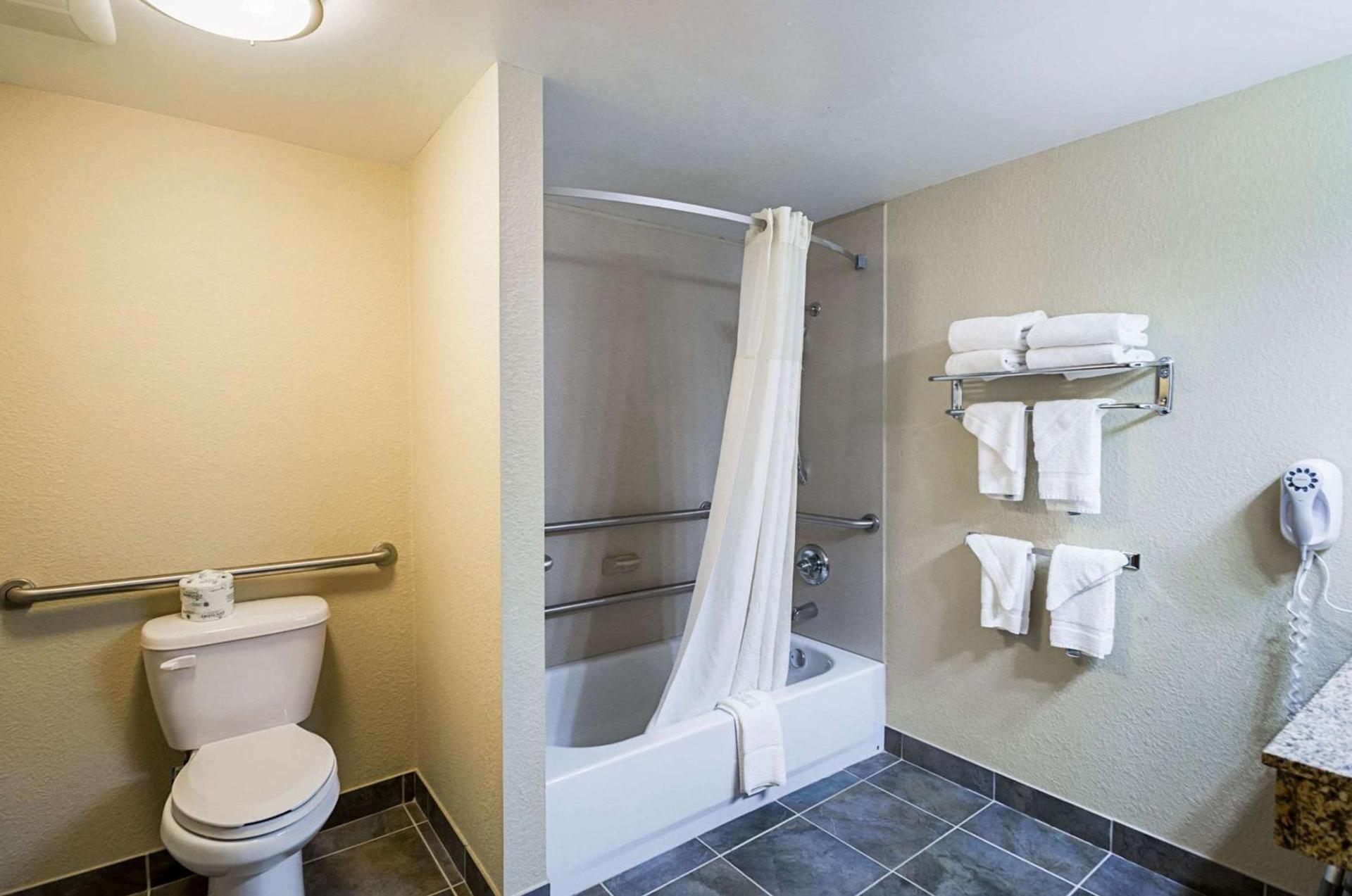 Quality Inn & Suites Hagerstown photo 24