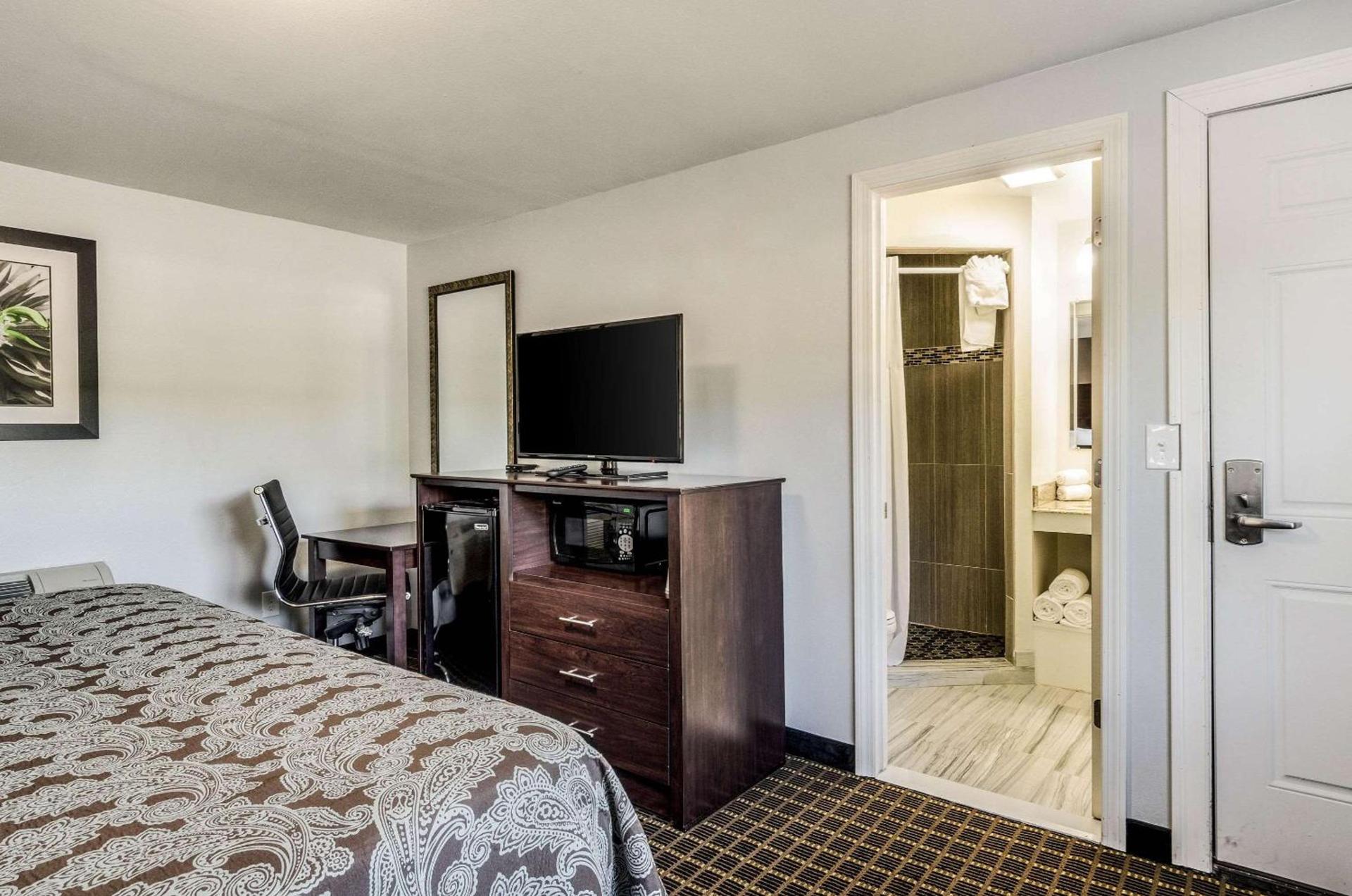 Rodeway Inn Middleboro-Plymouth photo 25