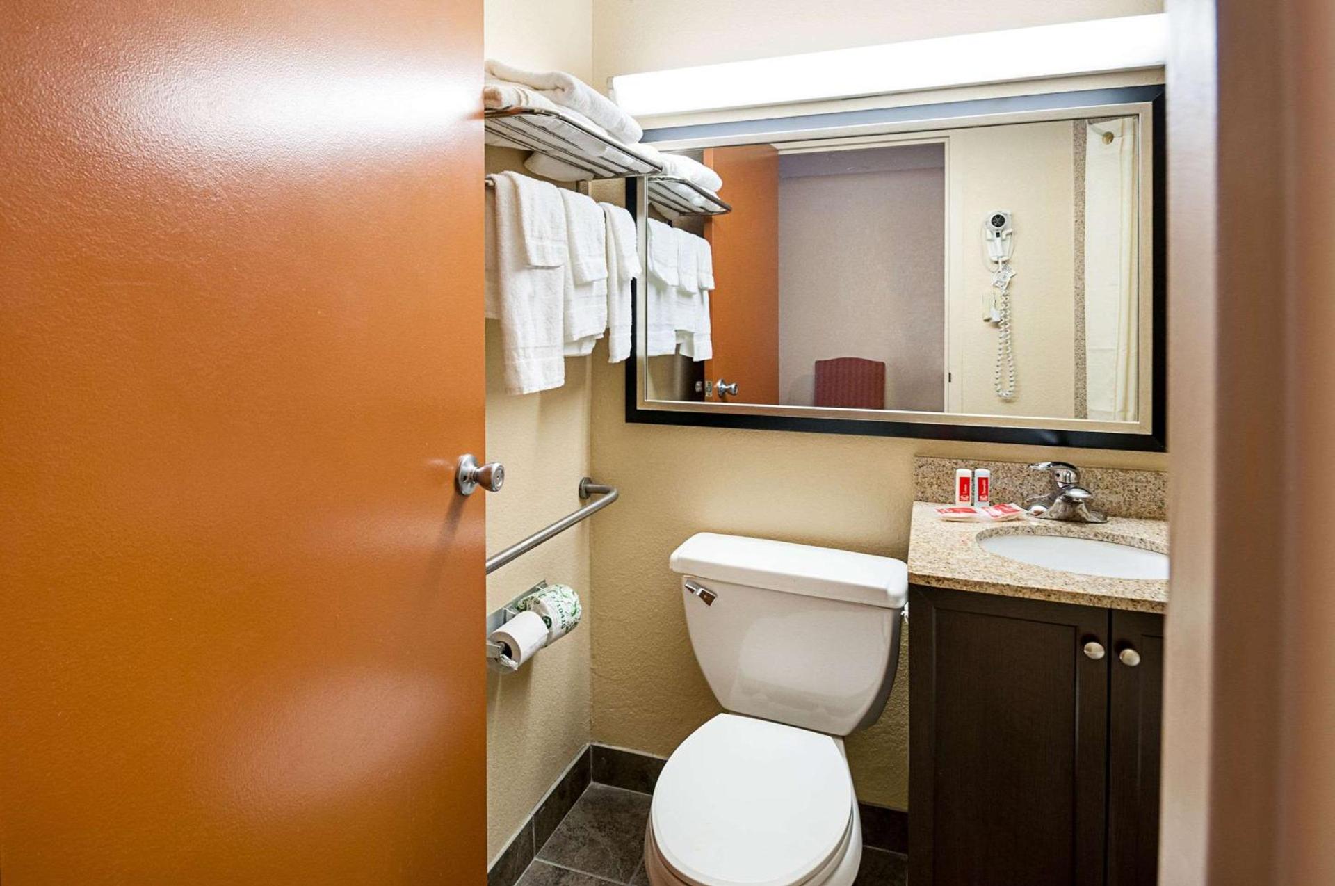 Quality Inn Near Pimlico Racetrack photo 25