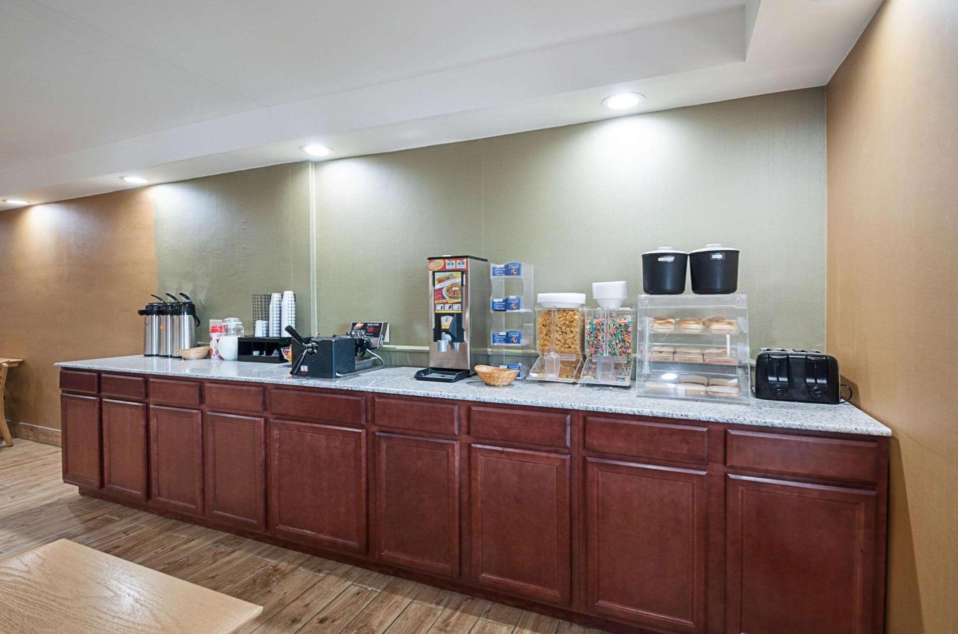 Quality Inn Near Pimlico Racetrack photo 5