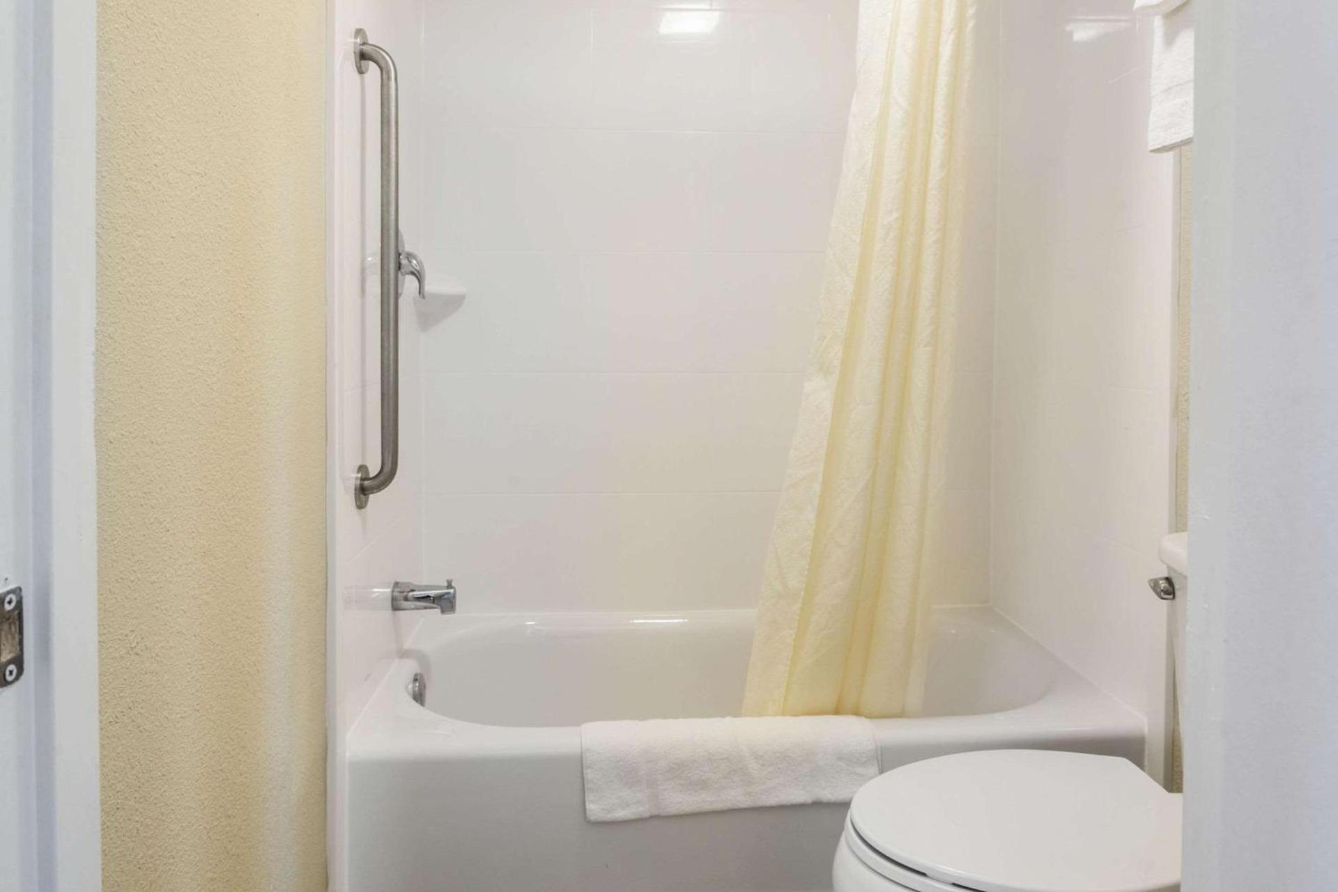 Econo Lodge Freeport - Brunswick Area photo 9