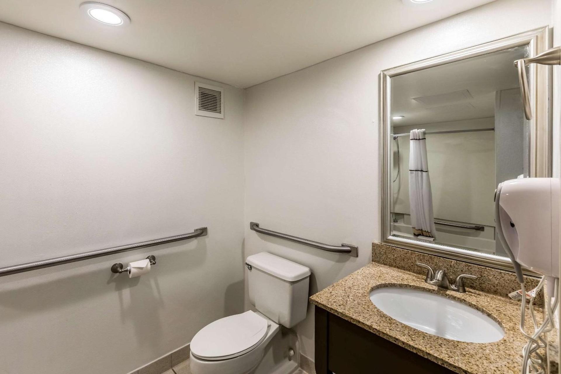 Quality Inn University Lansing photo 14